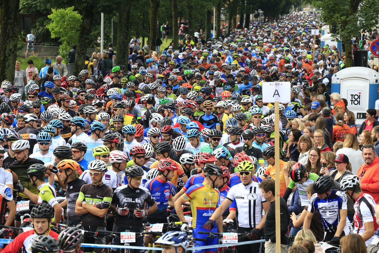Foto d'archivio: una partenza di maratona in mountain bike (2019).