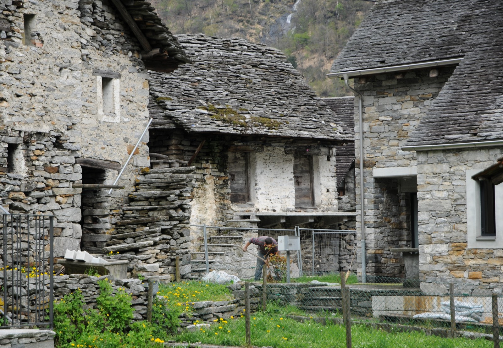 Scorcio di Brione Verzasca, foto d’archivio (2012). Immagine del paese, non della sottosede scolastica.