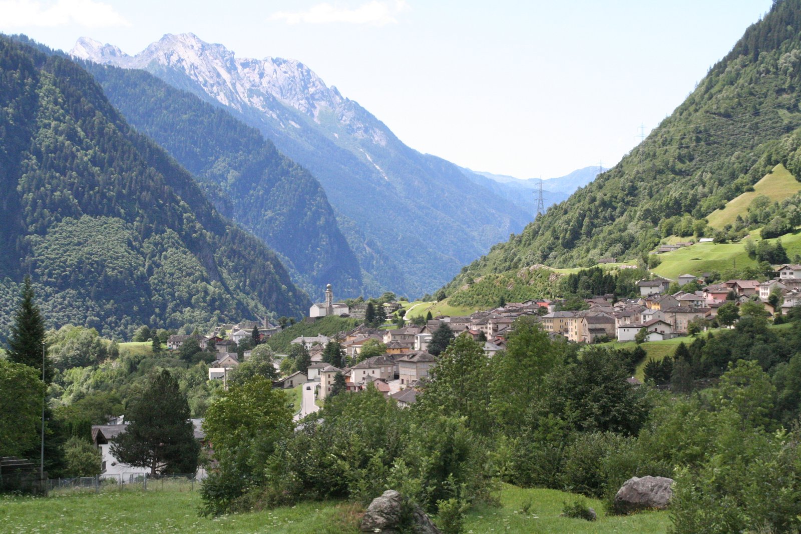Il paese di Mesocco nella Val Mesolcina, teatro delle prossime elezioni comunali del 25 ottobre 2026