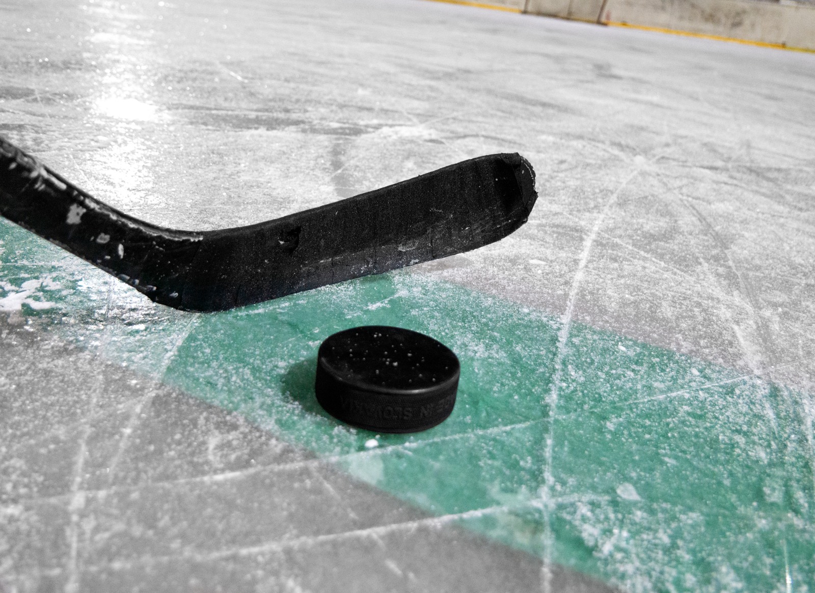 Bastone e disco da hockey sul ghiaccio, foto d’archivio del 2018. Immagine illustrativa: non raffigura Lugano-Losanna. Foto ridimensionata. Fonte: https://commons.wikimedia.org/wiki/File:Ice_hockey_stick_and_puck_20181220.jpg — Licenza: https://creativecommons.org/licenses/by-sa/4.0/