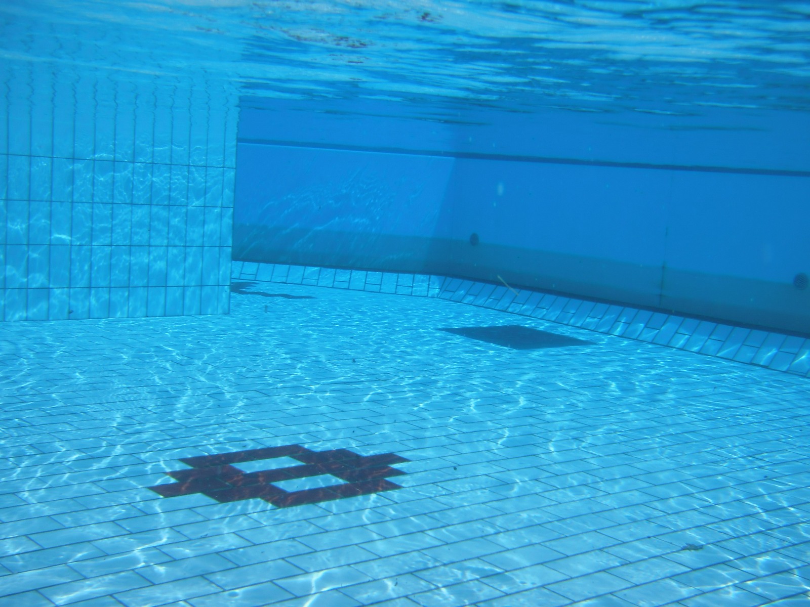 Veduta subacquea di una piscina: foto di repertorio del 2009, non relativa a Trevano né al derby Lugano–Bissone.