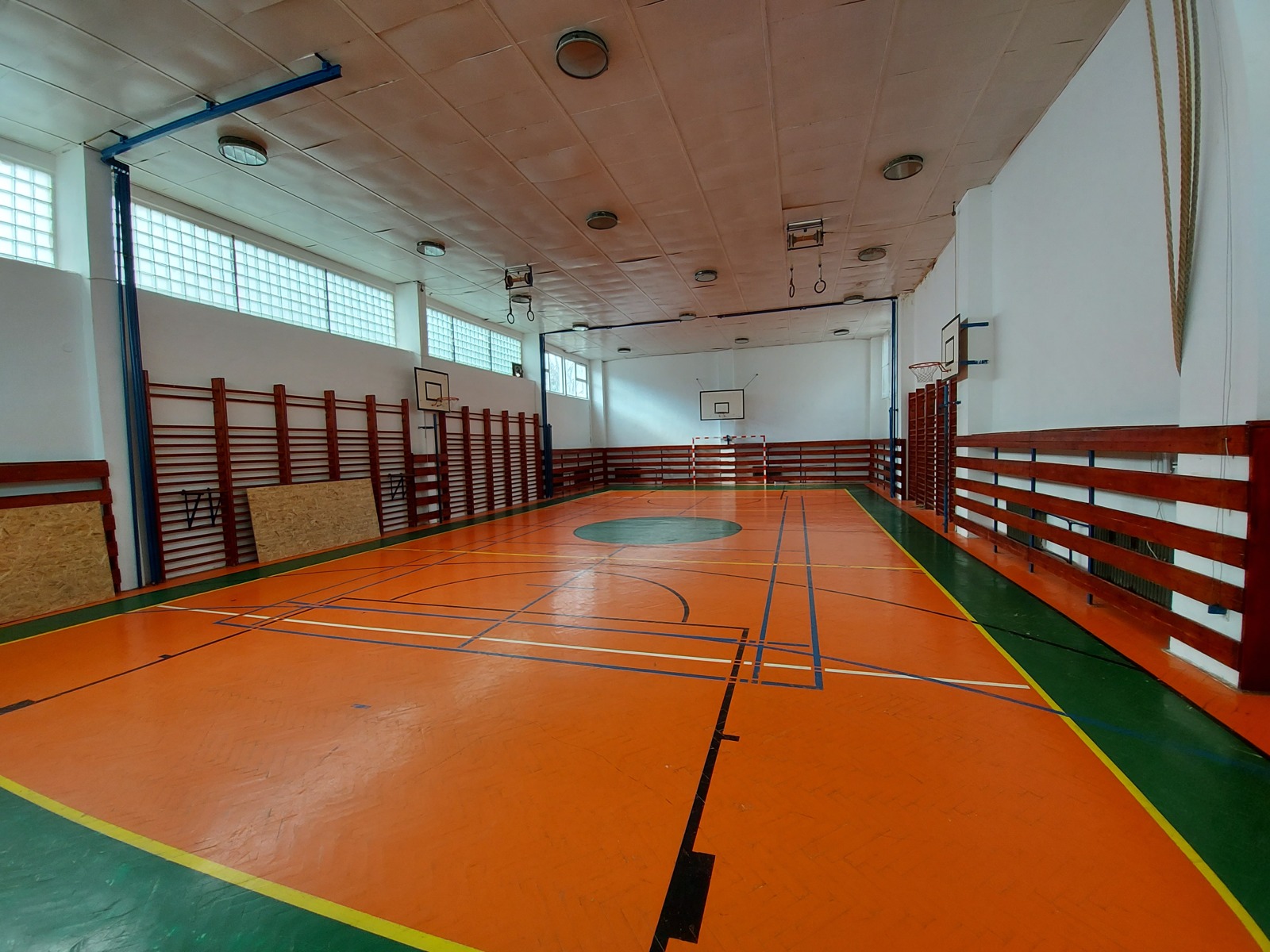 Palestra scolastica a Košice, utilizzata anche per la pallavolo. Foto d'archivio (2021), non riferita alla partita.