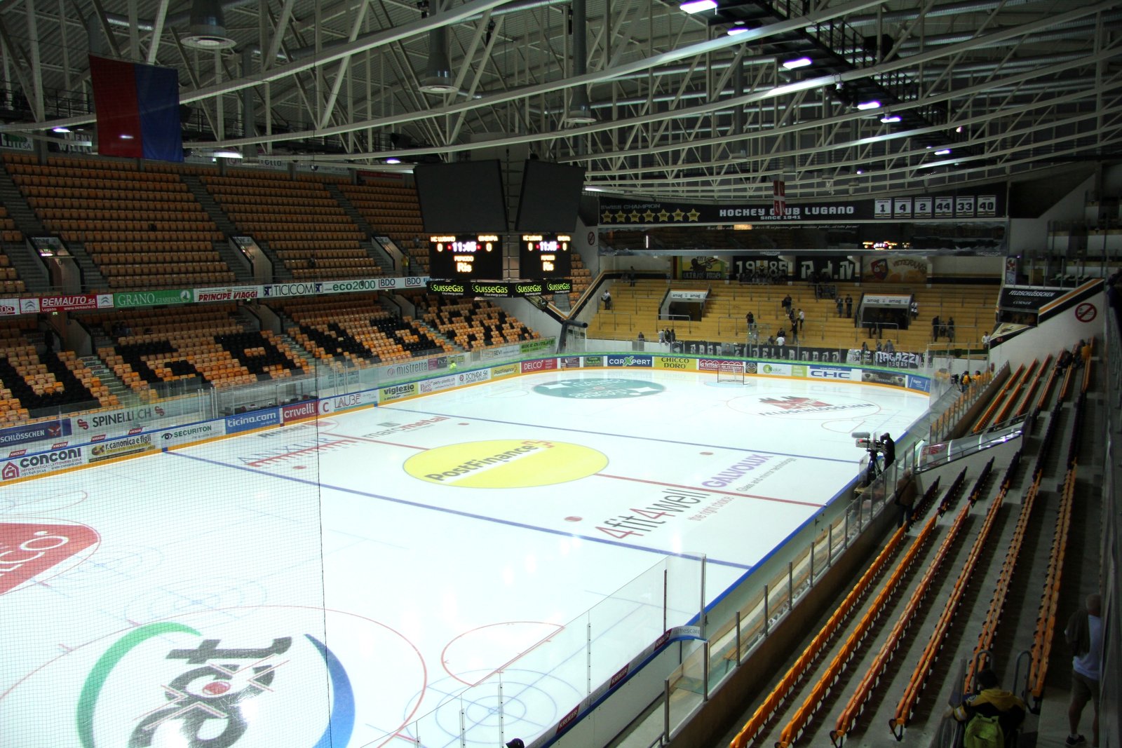 Interno della Cornèr Arena (ex Resega) durante una partita dell'HC Lugano (foto d'archivio 2014).