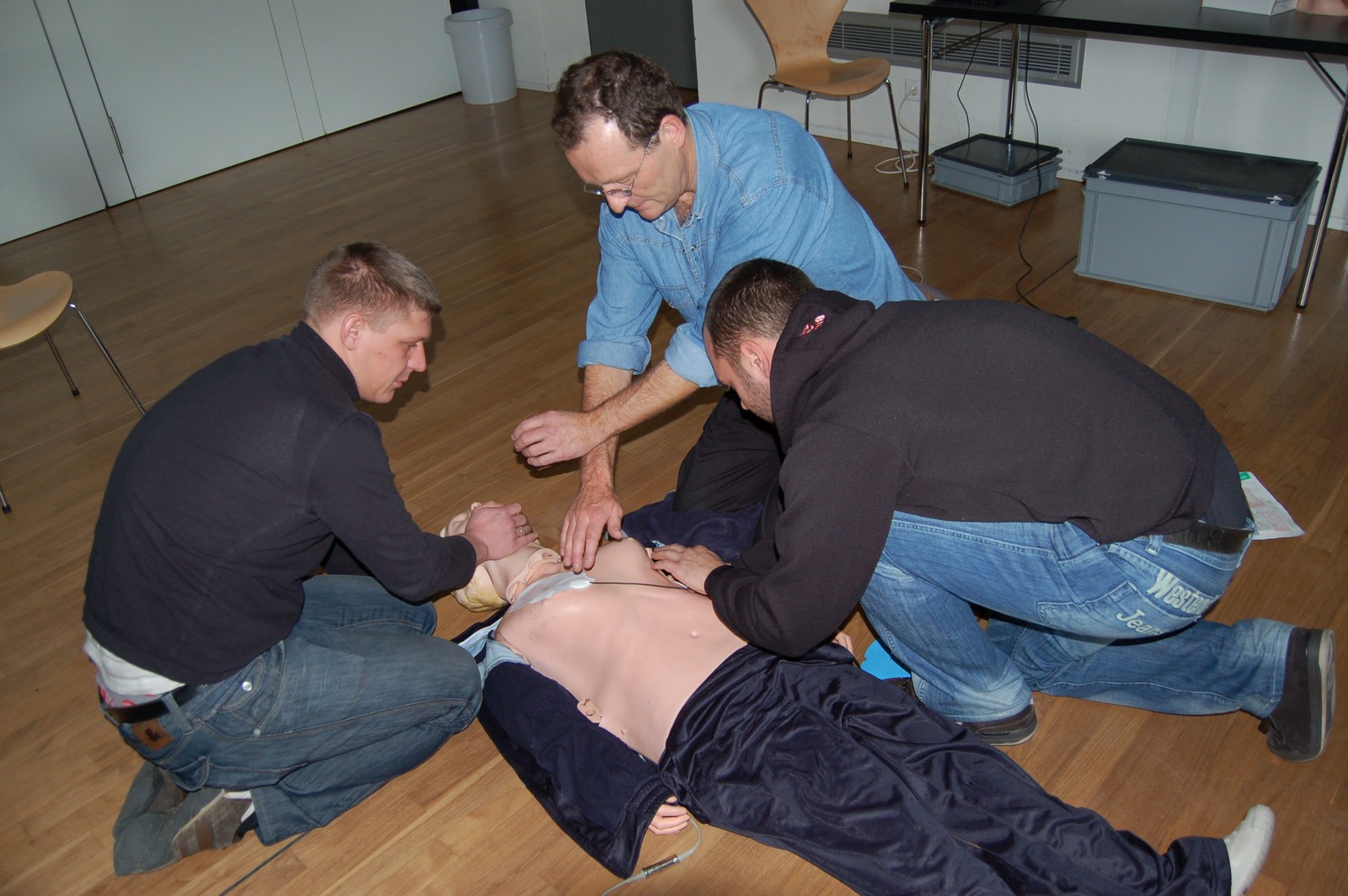 Esercitazione di rianimazione su manichino con defibrillatore. Foto d’archivio (2008), non riferita alla giornata di Trevano.