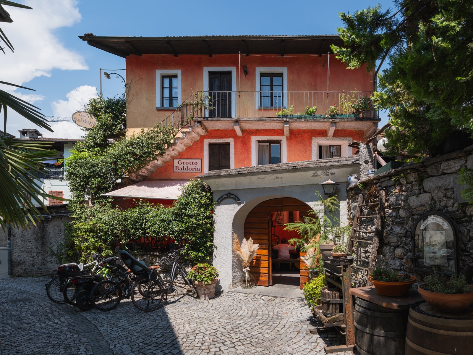I tavoli esterni di un tipico grotto ticinese (foto d'archivio)