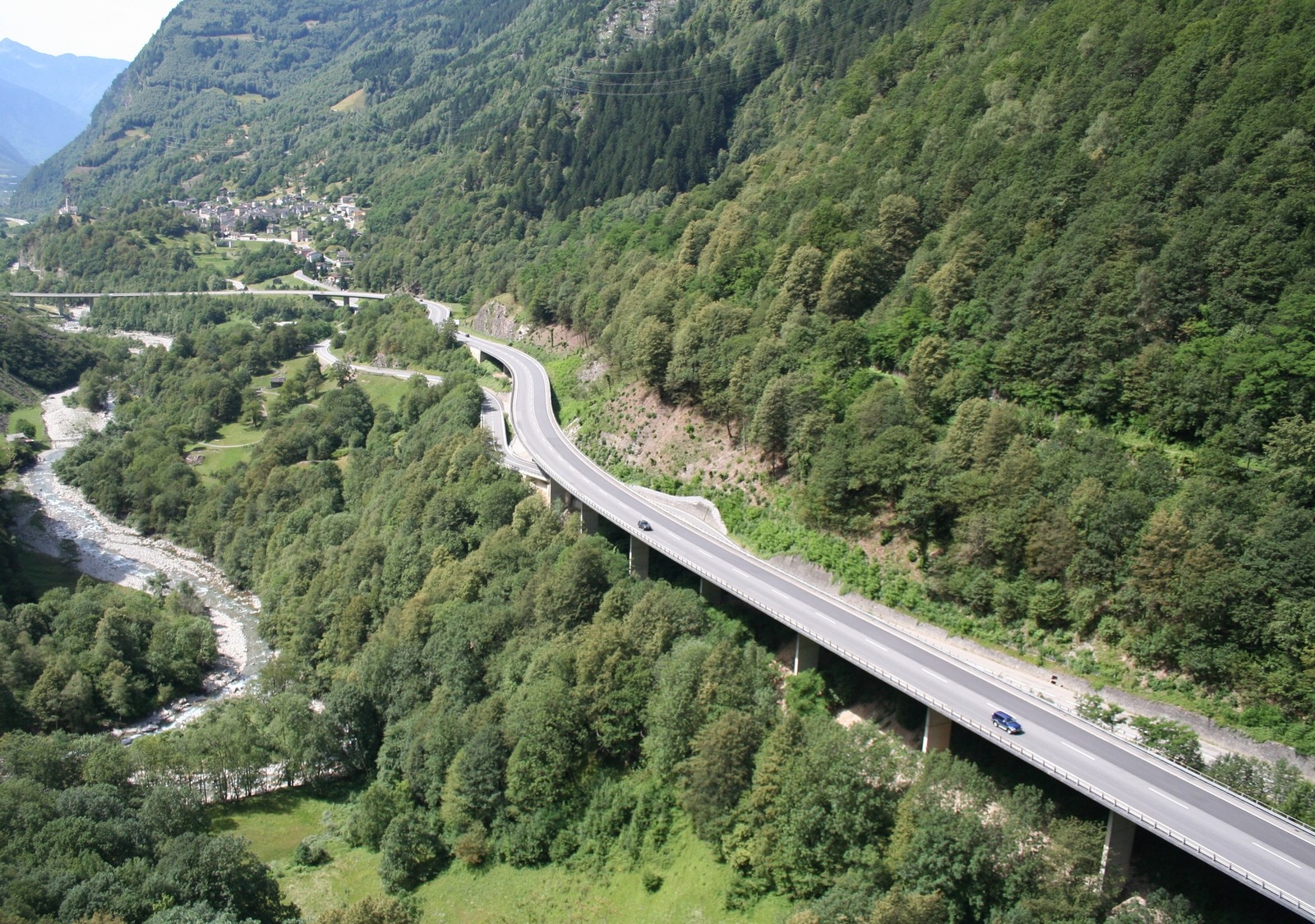La A13 presso Mesocco, foto d’archivio del luglio 2010. Immagine ridimensionata; non raffigura i lavori annunciati.