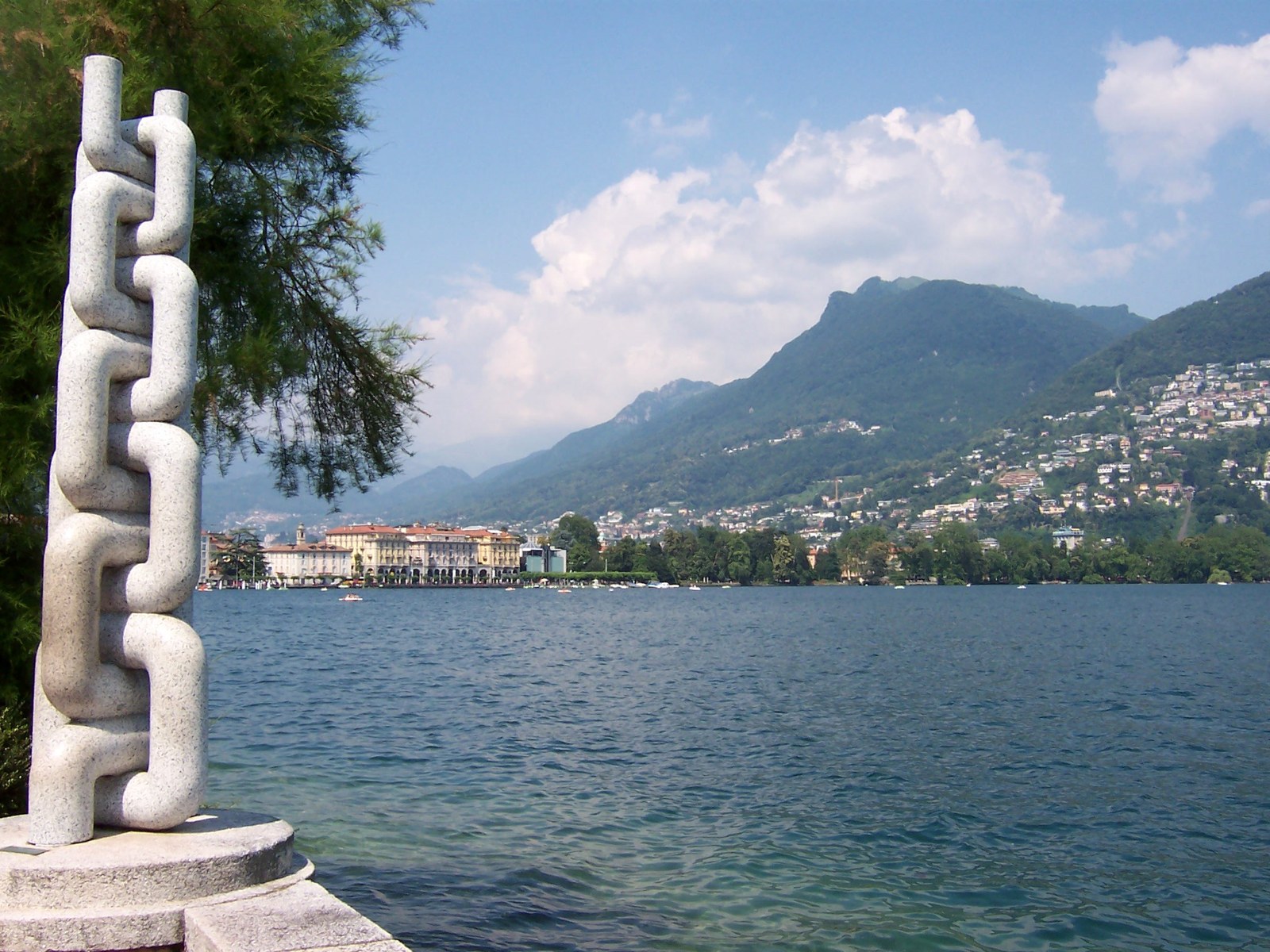 Passeggiata sul lungolago a Lugano. La Svizzera si conferma al 9° posto mondiale nel Travel & Tourism Development Index del WEF.