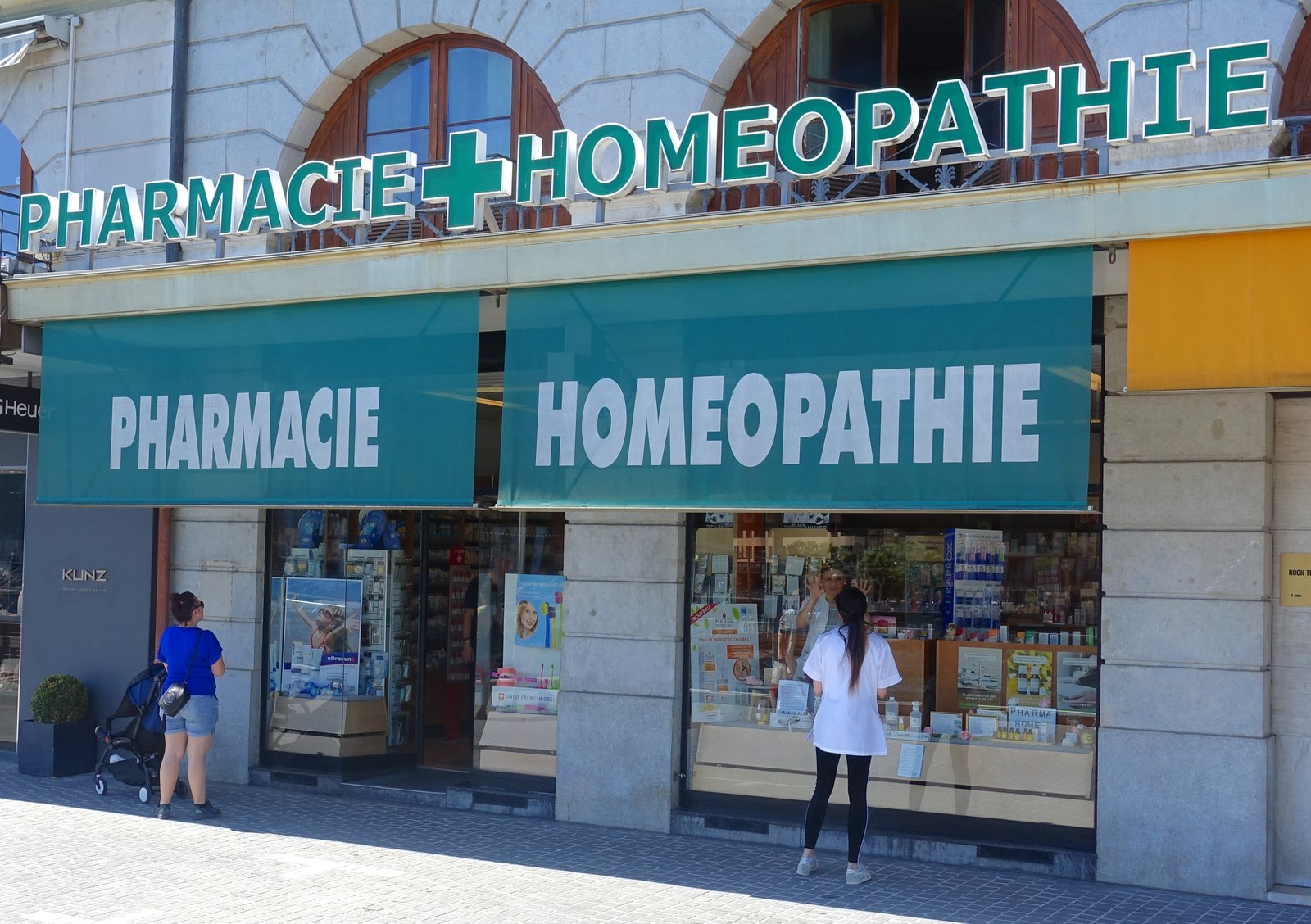 Una farmacia a Ginevra (foto d'archivio).