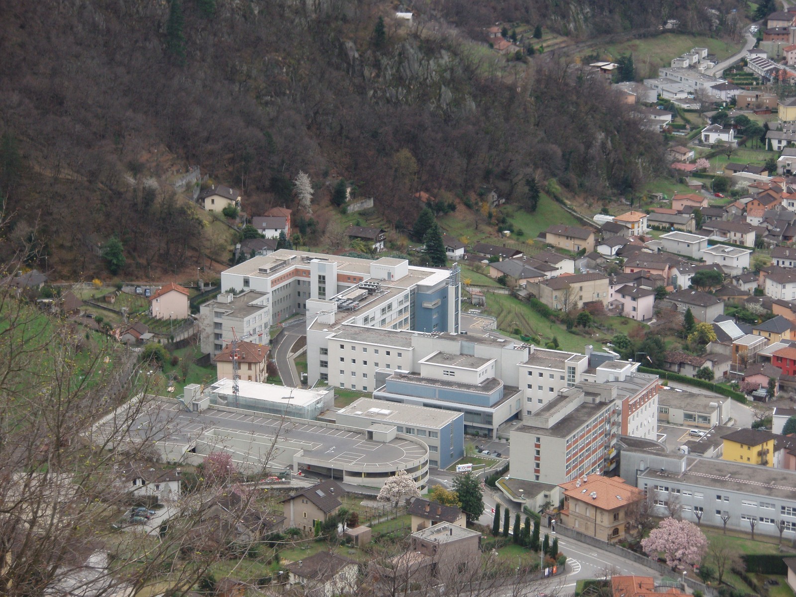 Foto d'archivio (2008): Ospedale Regionale di Bellinzona e Valli. Immagine illustrativa della sanità ticinese; ridimensionata dall’originale, licenza CC BY-SA 3.0.