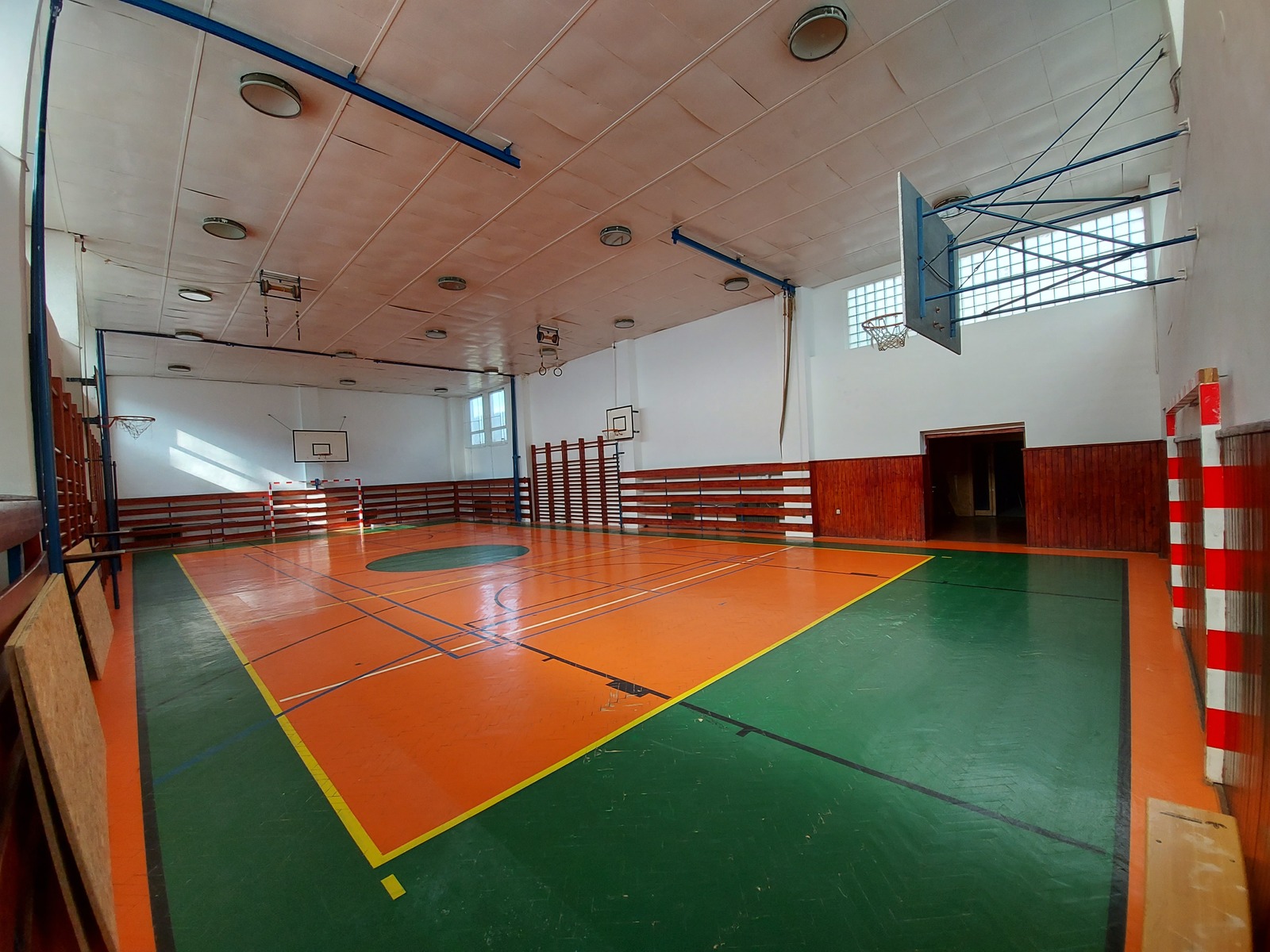 Palestra scolastica a Košice, utilizzata anche per la pallavolo. Foto d'archivio (2021), non riferita alla partita.