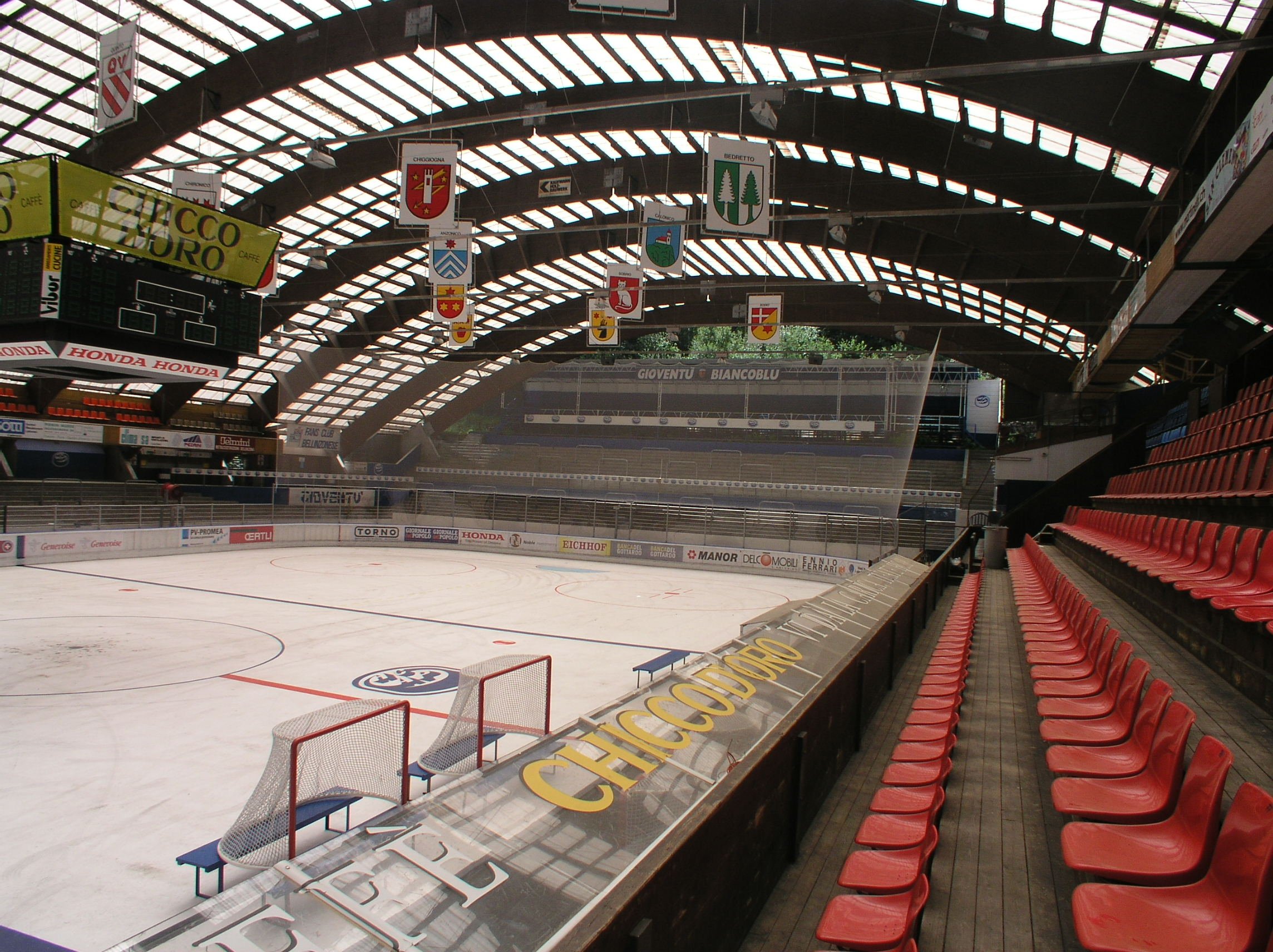 La pista e le gradinate della storica Valascia ad Ambrì (foto d'archivio 2005)