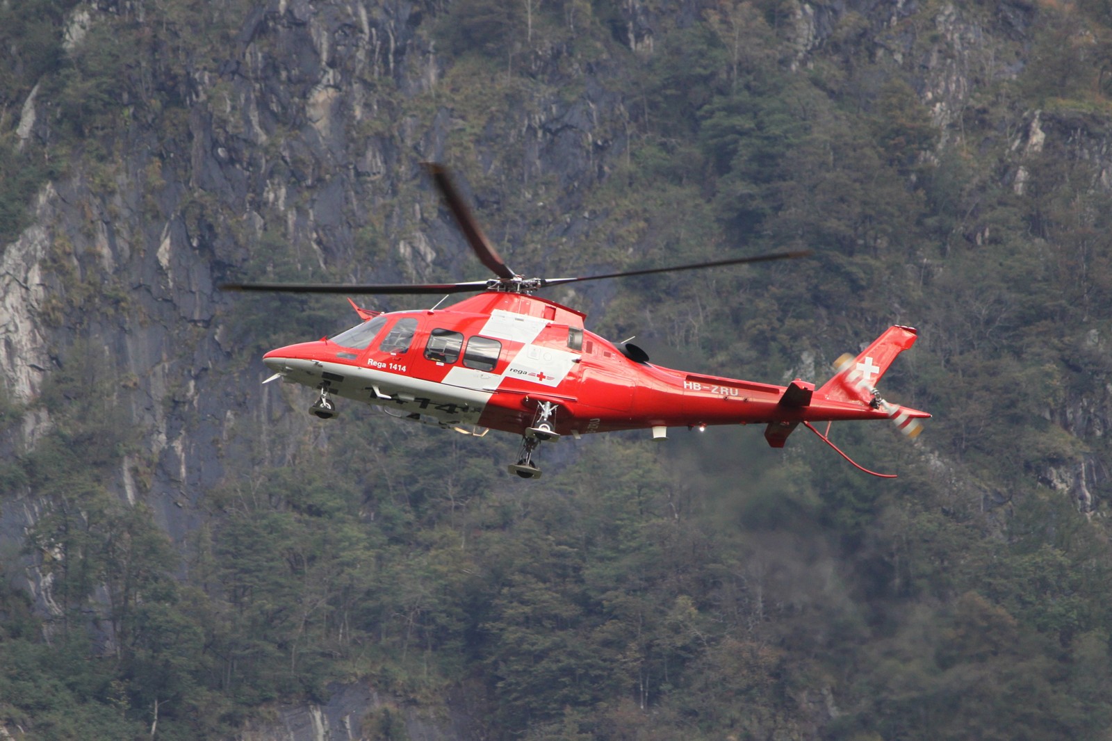 Un elicottero della Rega in un operazione di soccorso alpino in Ticino (foto d archivio).