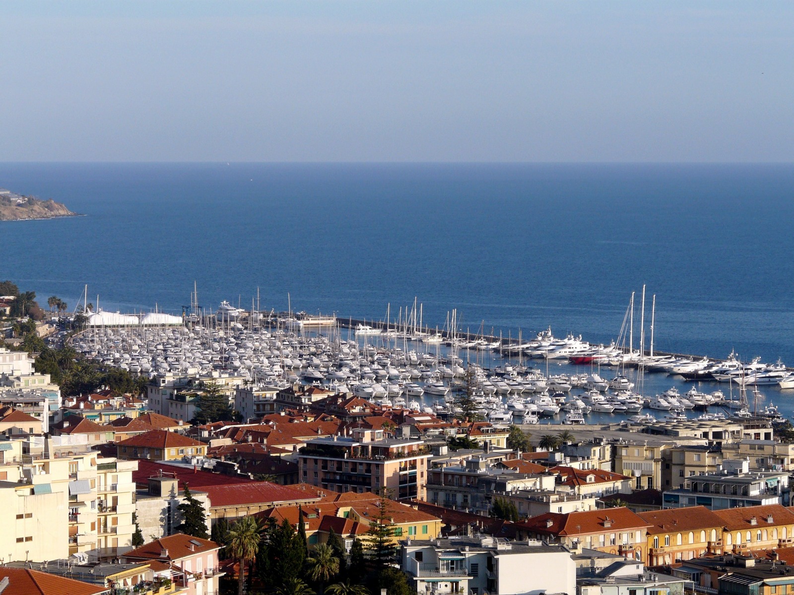 Sanremo e il porto dal santuario della Madonna della Costa, foto d'archivio (2012). Immagine di contesto.