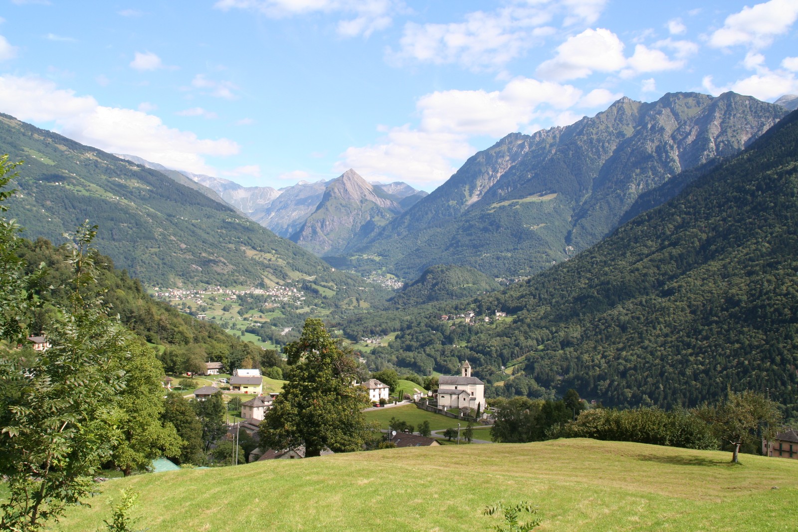 La Valle di Blenio vista da Corzoneso. Foto d'archivio del 15 agosto 2011, illustrativa: non documenta l'incidente.
