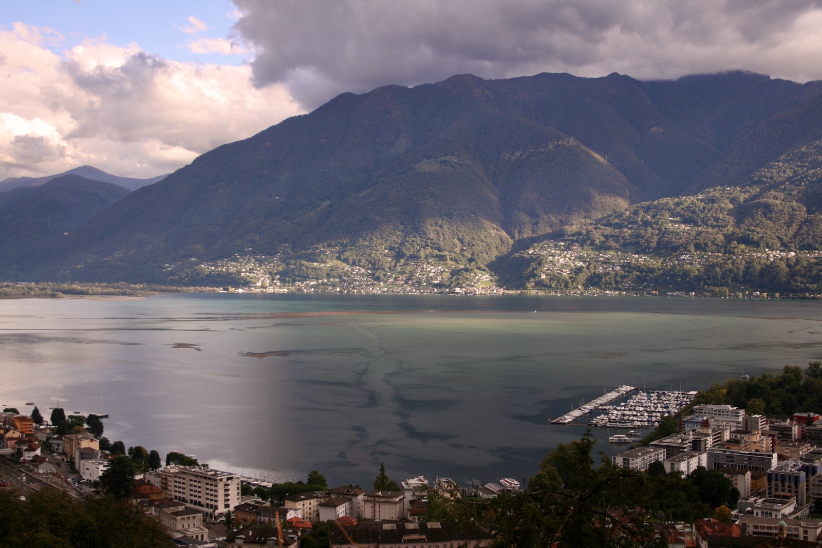 Il Lago Maggiore a Locarno tra sole e nuvole, in una foto d'archivio del 3 ottobre 2020. Immagine illustrativa: non documenta il tempo di questo fine settimana.