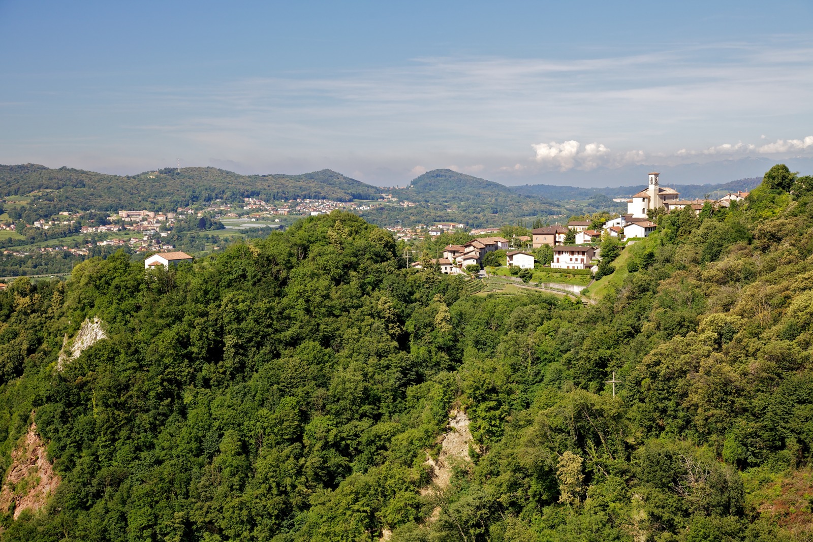 Veduta di Castel San Pietro dalle Gole della Breggia. Foto d’archivio (2011), ridimensionata; non ritrae l’Osteria Cuntitt.