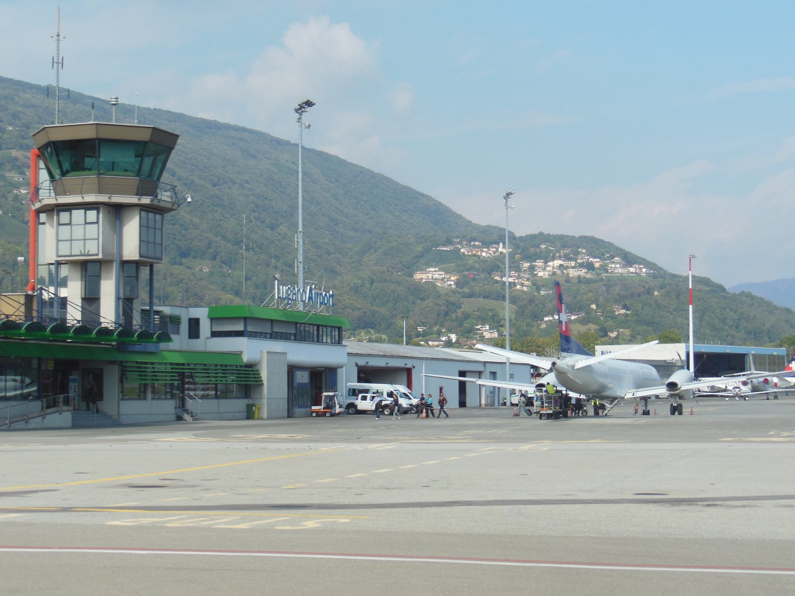 Il piazzale e il terminal dell'Aeroporto di Lugano ad Agno (foto d'archivio)