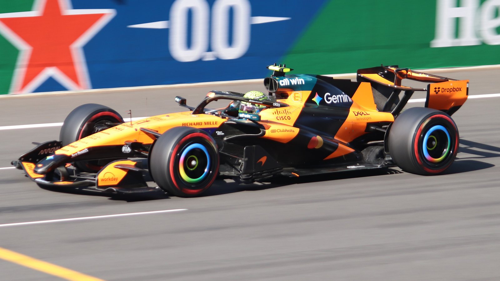 Lando Norris al volante della McLaren durante una sessione di prova (foto d'archivio)