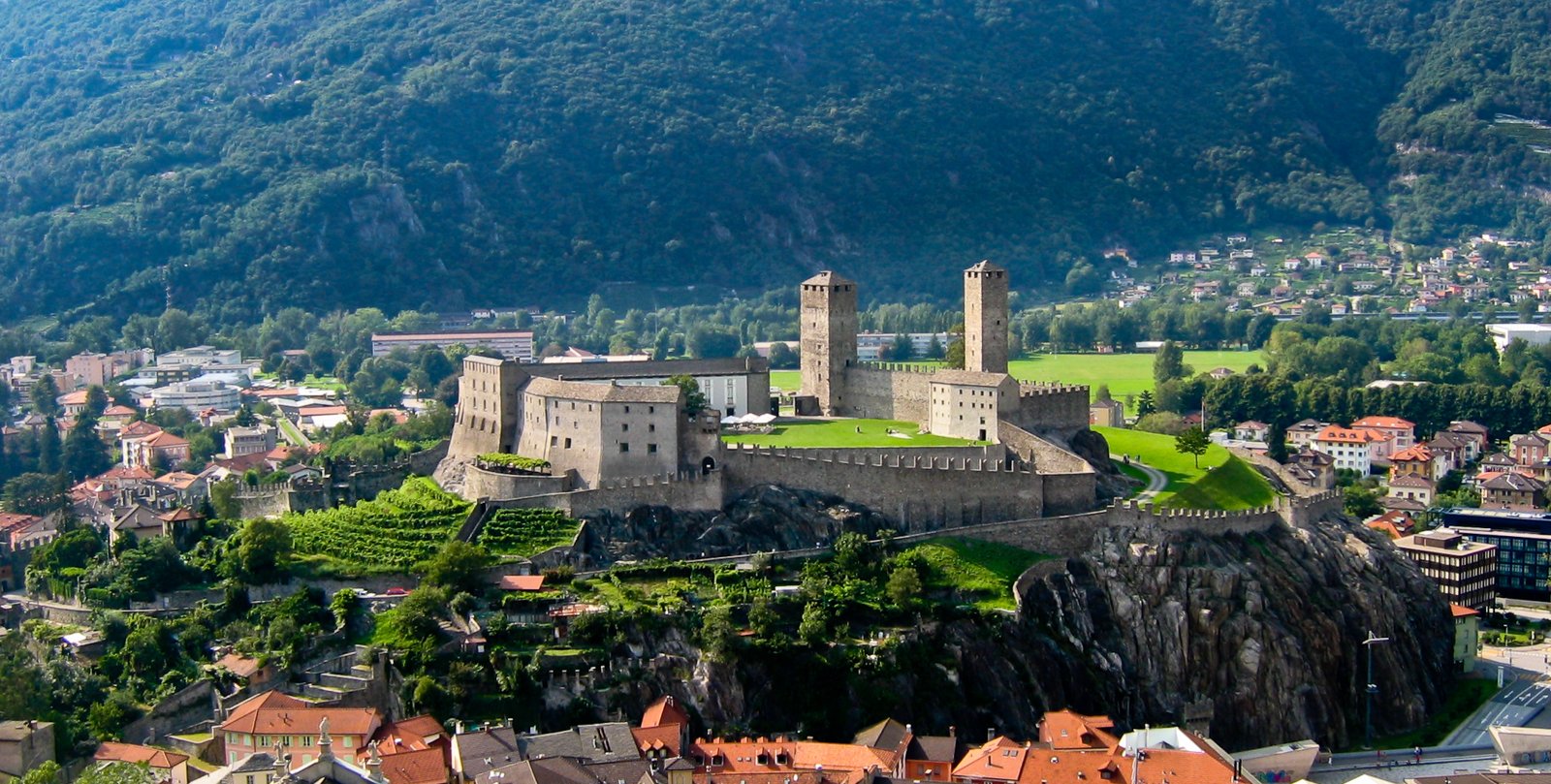 Castelgrande a Bellinzona, vista da Castello di Montebello (foto d'archivio).