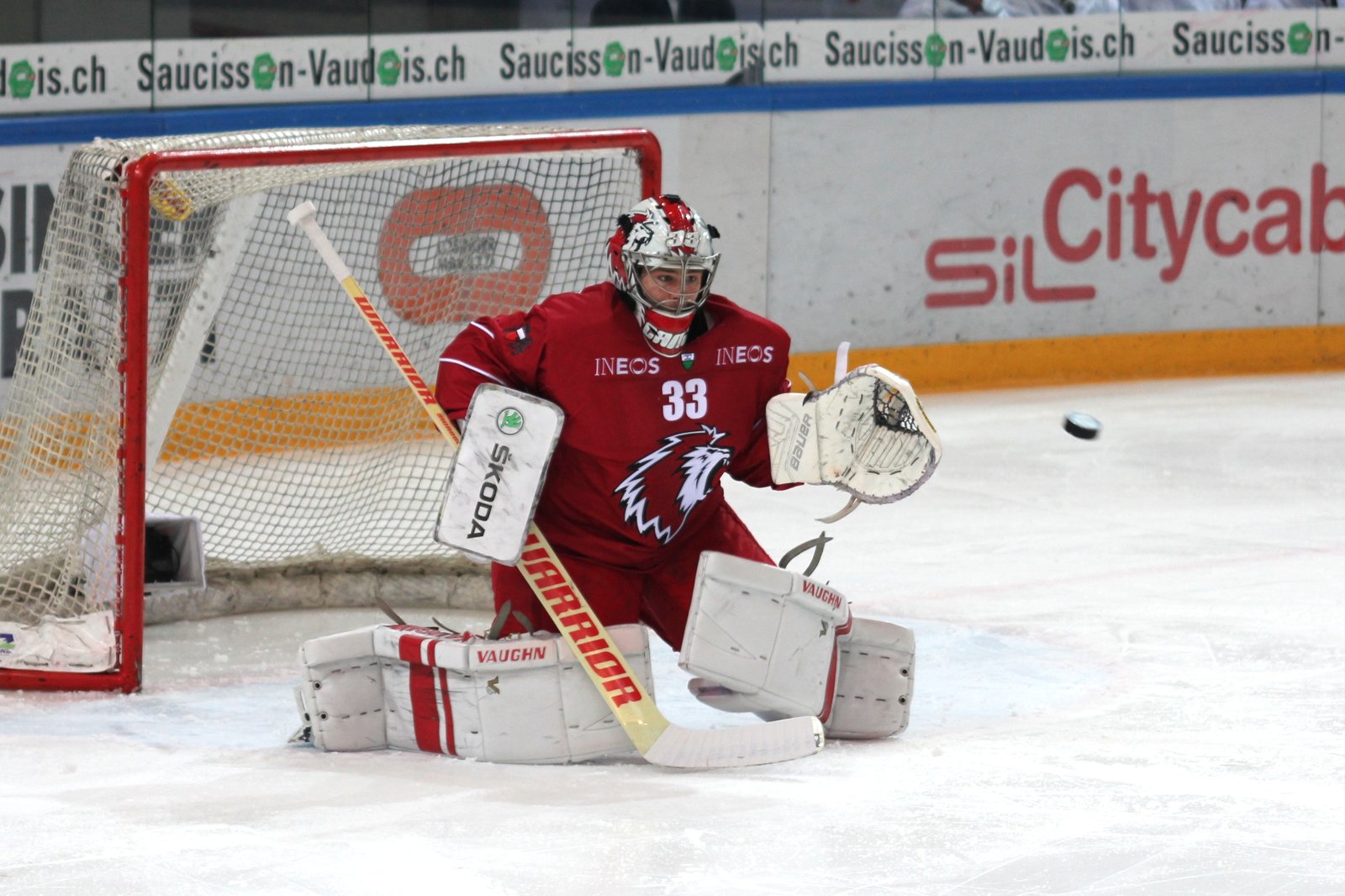 Un'azione di gioco in una partita di hockey su ghiaccio in Svizzera (foto d'archivio)