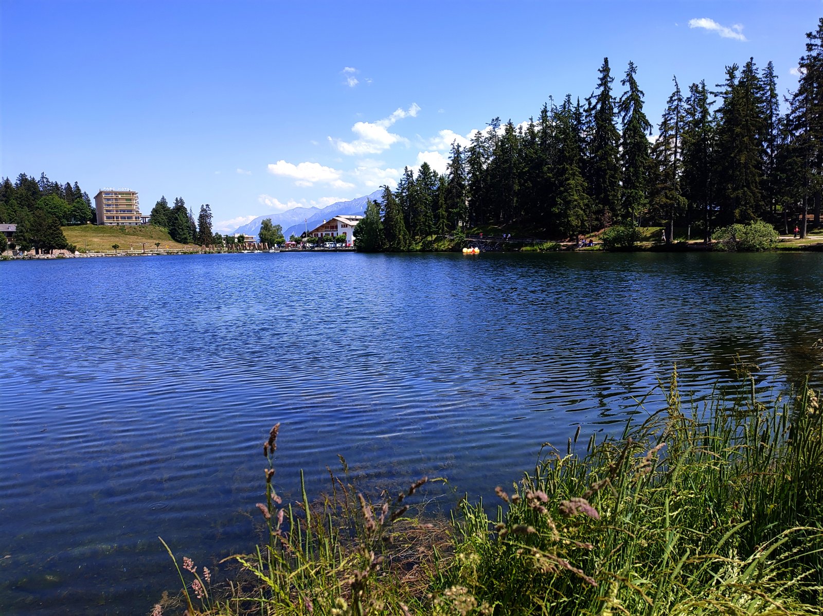 Veduta panoramica di Crans-Montana col Lac Grenon (foto d'archivio)