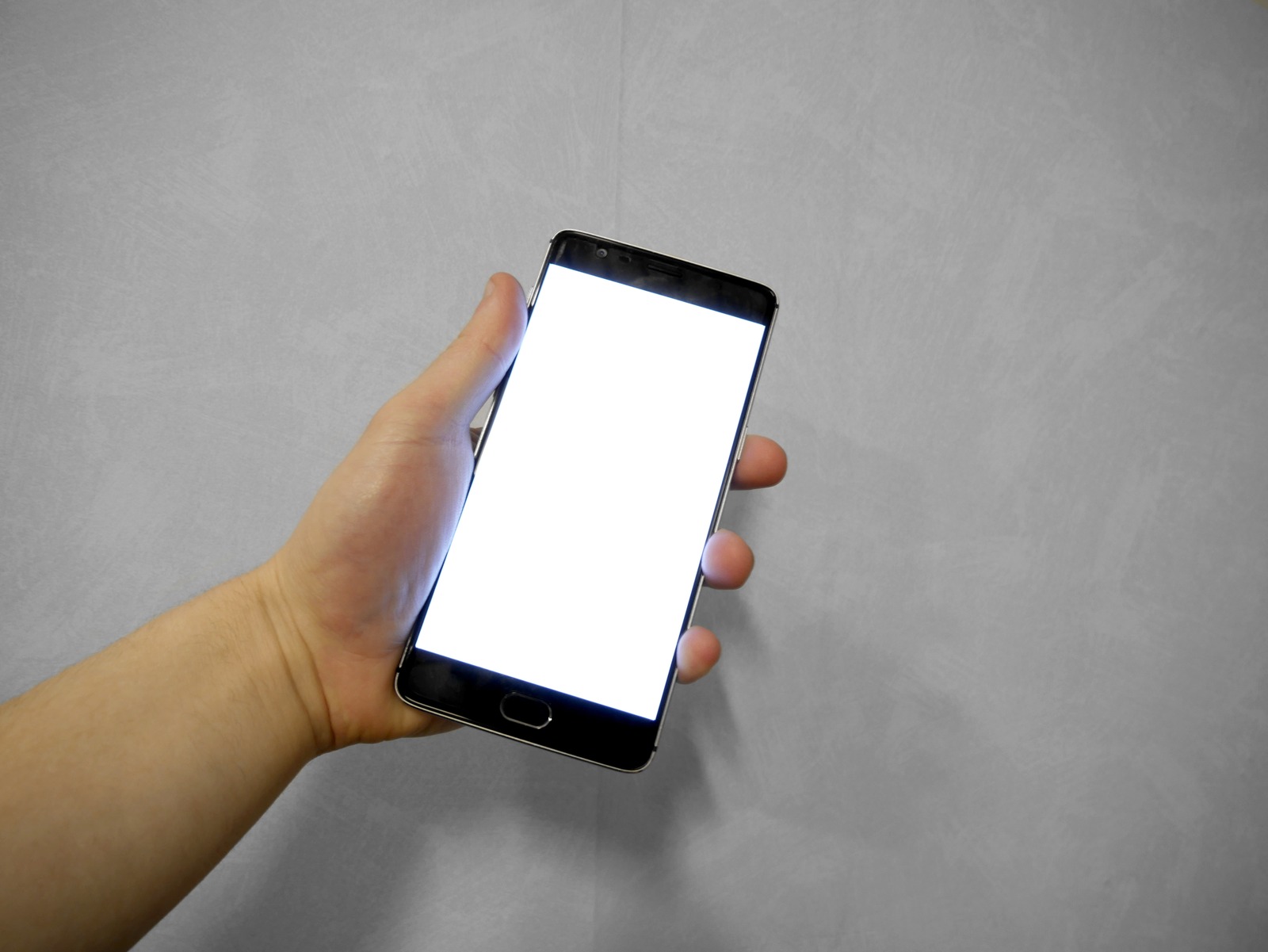 Uno smartphone con schermo vuoto, in una foto d'archivio del 2016.
