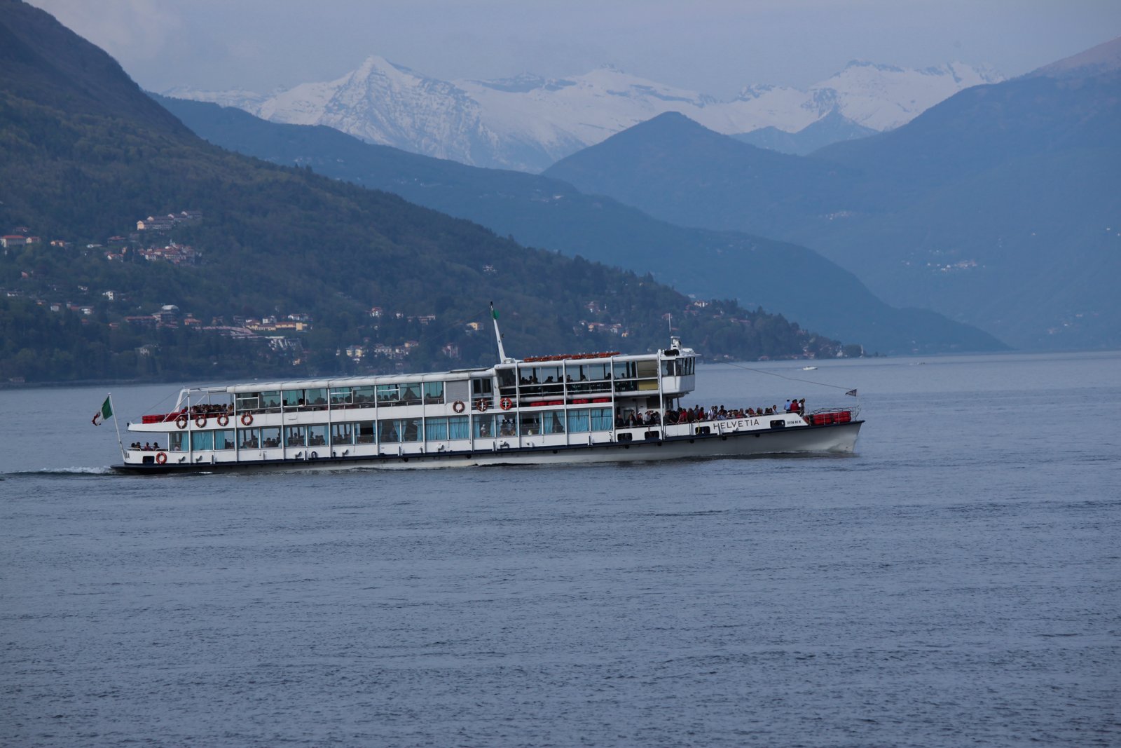 Un battello in navigazione sul Lago Maggiore (foto illustrativa d'archivio)