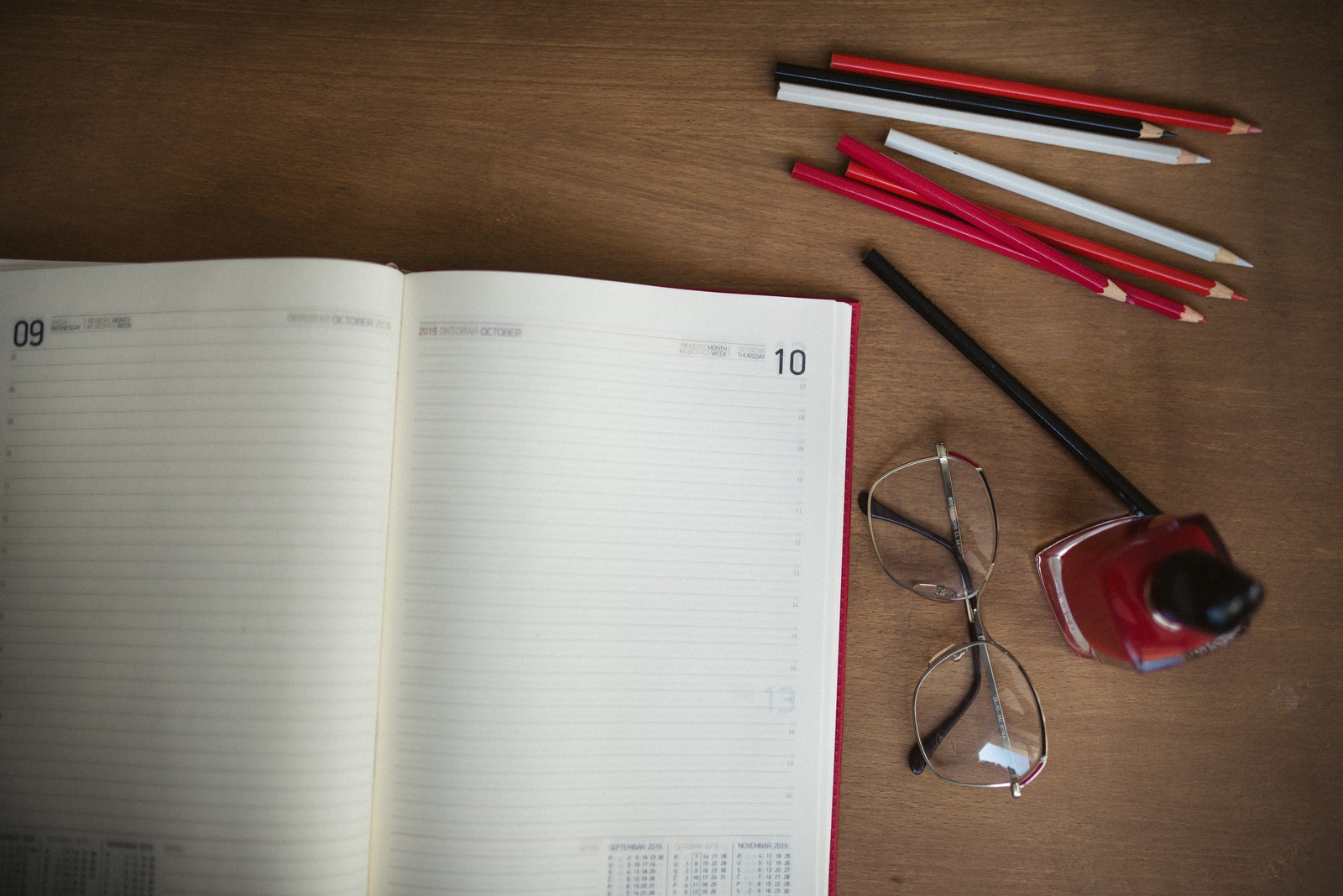 Quaderno e matite in una foto di repertorio del 2019, usata per illustrare la formazione; non raffigura la Scuola InOltre.