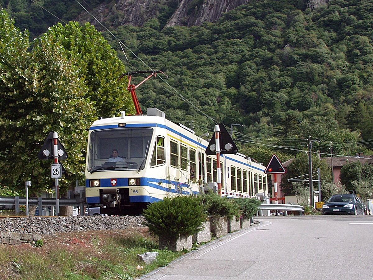 Un convoglio della Ferrovia Vigezzina-Centovalli a Ponte Brolla (foto d'archivio 2003)