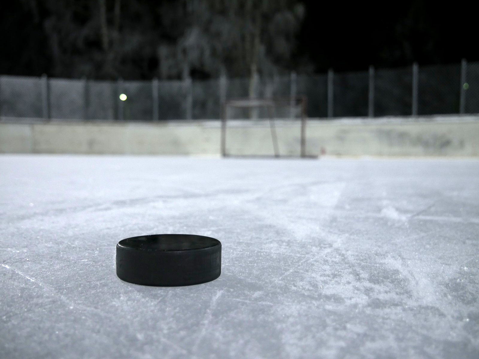 Un disco su una pista di hockey, con una porta sullo sfondo. Foto illustrativa d'archivio (2018), estranea alla partita.