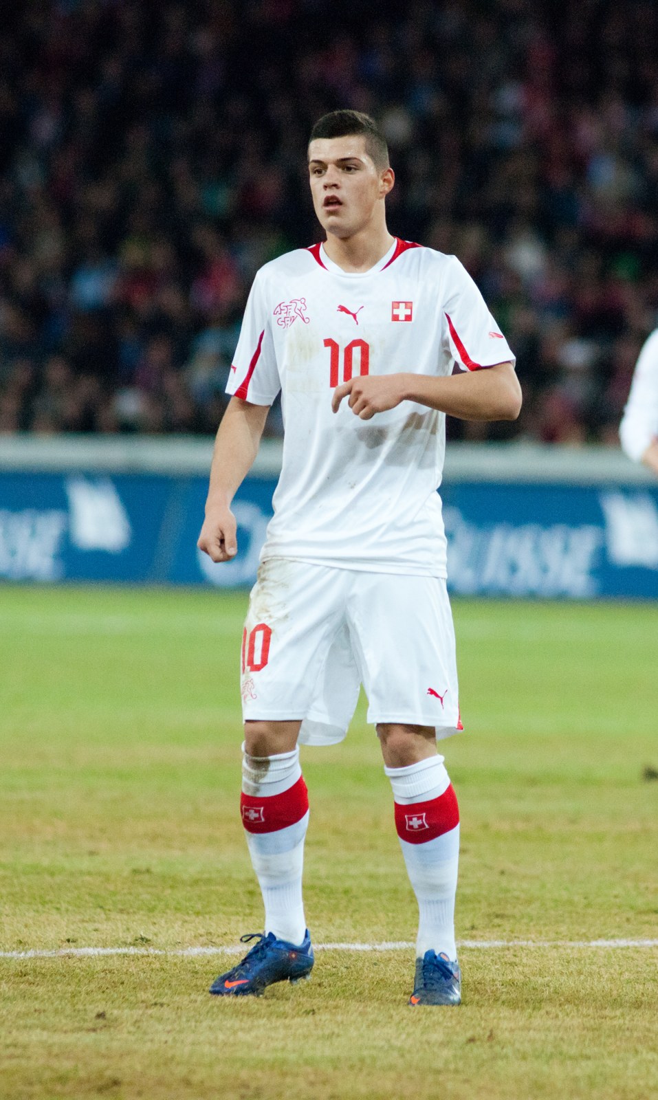 Granit Xhaka in azione con la maglia della Nazionale svizzera (foto d'archivio)