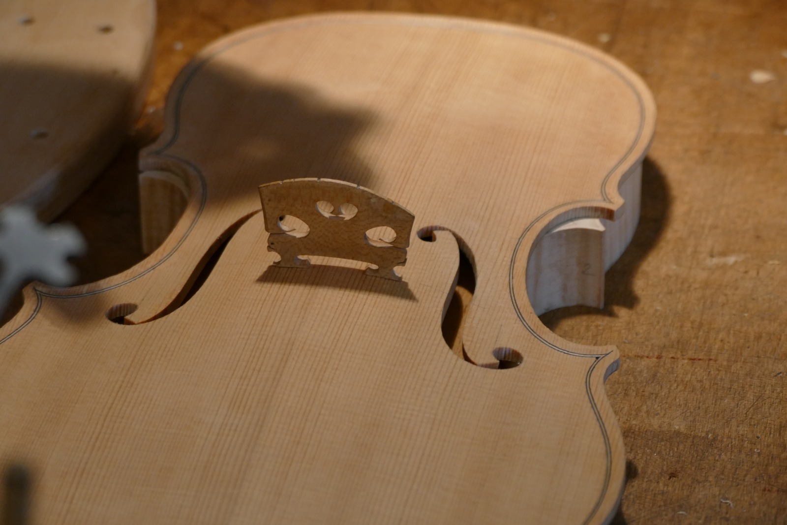 Un violino in lavorazione nella bottega di Franz Übelhör a Linz, Austria. Foto di repertorio (2023), illustrativa: non raffigura l’atelier di Lugano. Immagine ridimensionata.