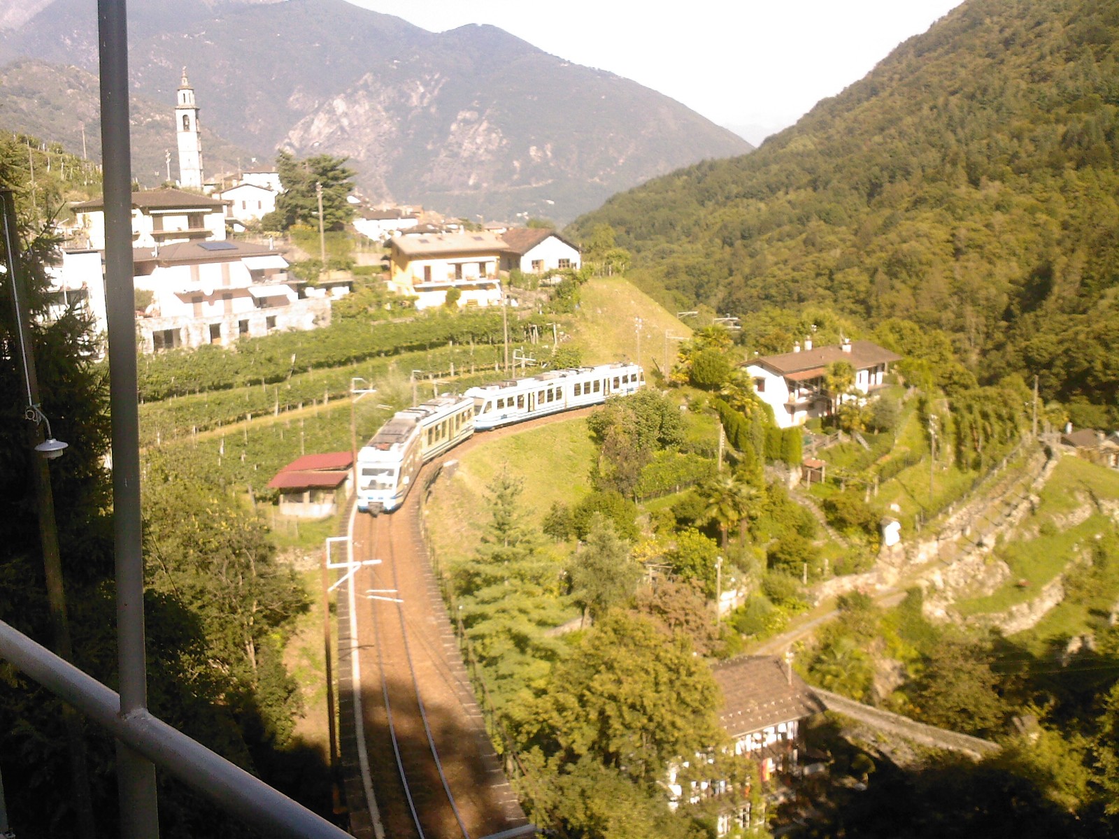 Intragna, foto d'archivio del 25 agosto 2010. Non raffigura la manifestazione né la consegna. Immagine ridimensionata. Fonte: https://commons.wikimedia.org/wiki/File:Intragna,_Switzerland_-_panoramio.jpg — Licenza: https://creativecommons.org/licenses/by/3.0/