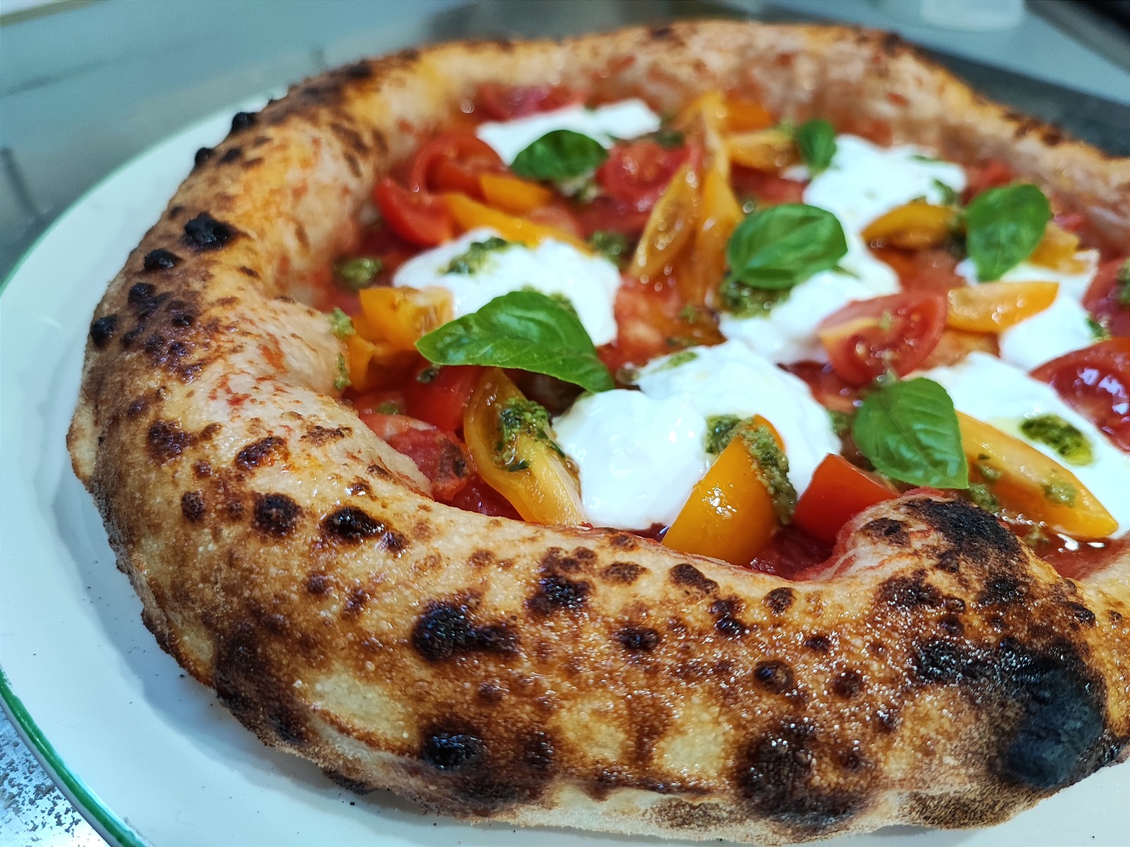 Pizza napoletana contemporanea: foto illustrativa, non riferita agli eventi di Lugano.