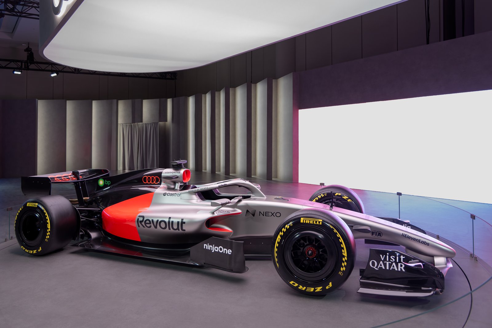 Monoposto da esibizione Audi F1 in livrea ufficiale.