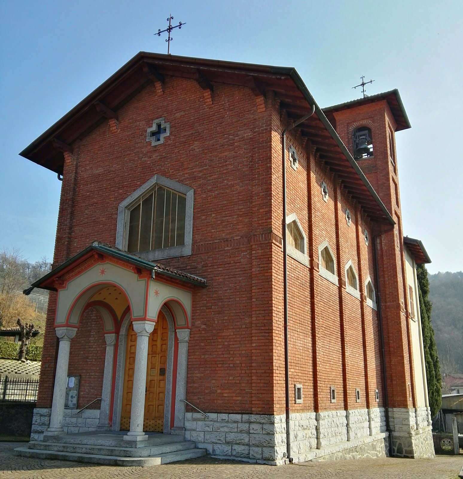 Vista del quartiere e della chiesa di Santa Teresa a Seseglio, nei pressi di Pedrinate (foto d'archivio)