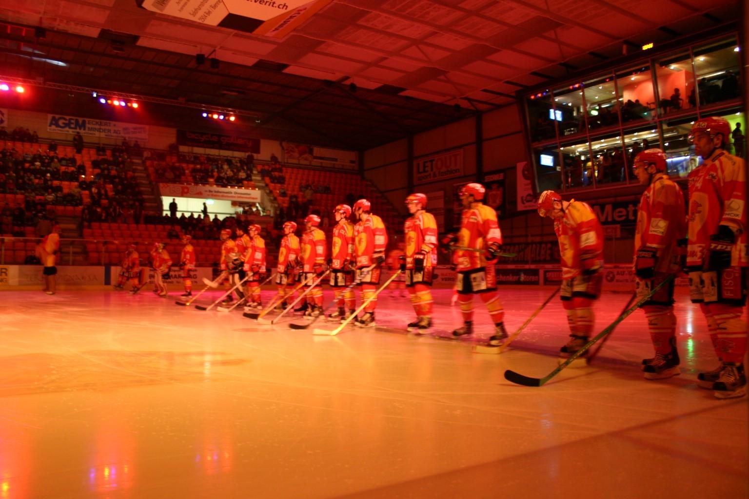 I giocatori del Bienne prima dell'inizio di una partita (foto d'archivio).