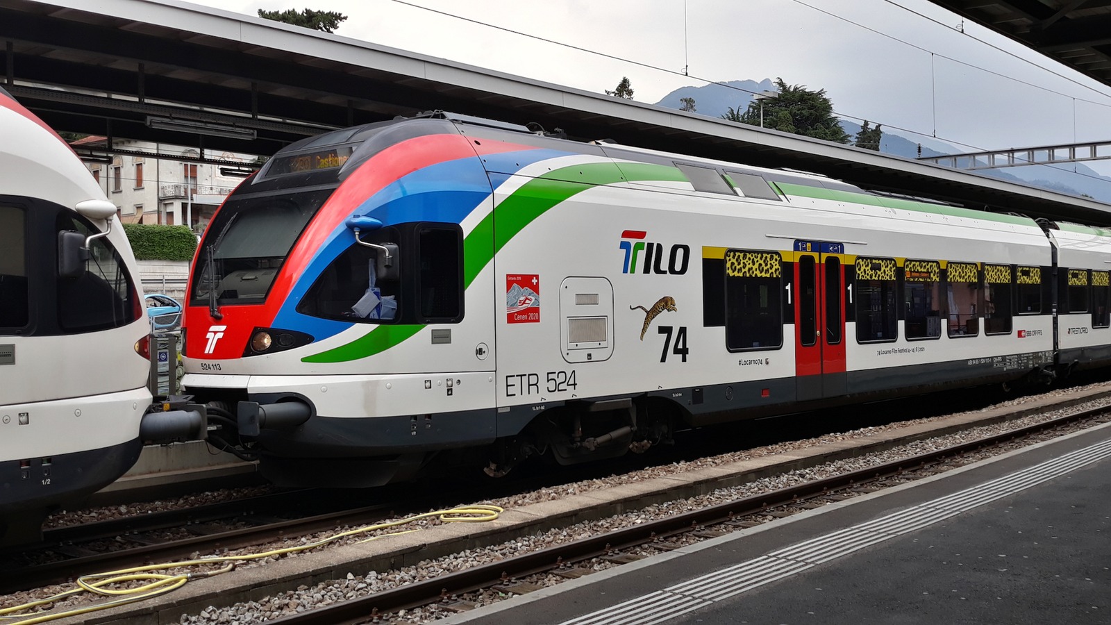 Un treno TILO alla stazione di Locarno. Foto d’archivio del 6 luglio 2021. Immagine ridimensionata; licenza: https://creativecommons.org/licenses/by-sa/4.0/.