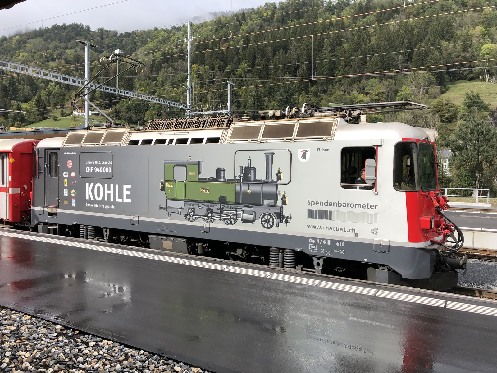 Locomotiva a vapore della Ferrovia retica recante il manifesto di donazione per la locomotiva LD G 3/4 Rhaetia (foto d'archivio).