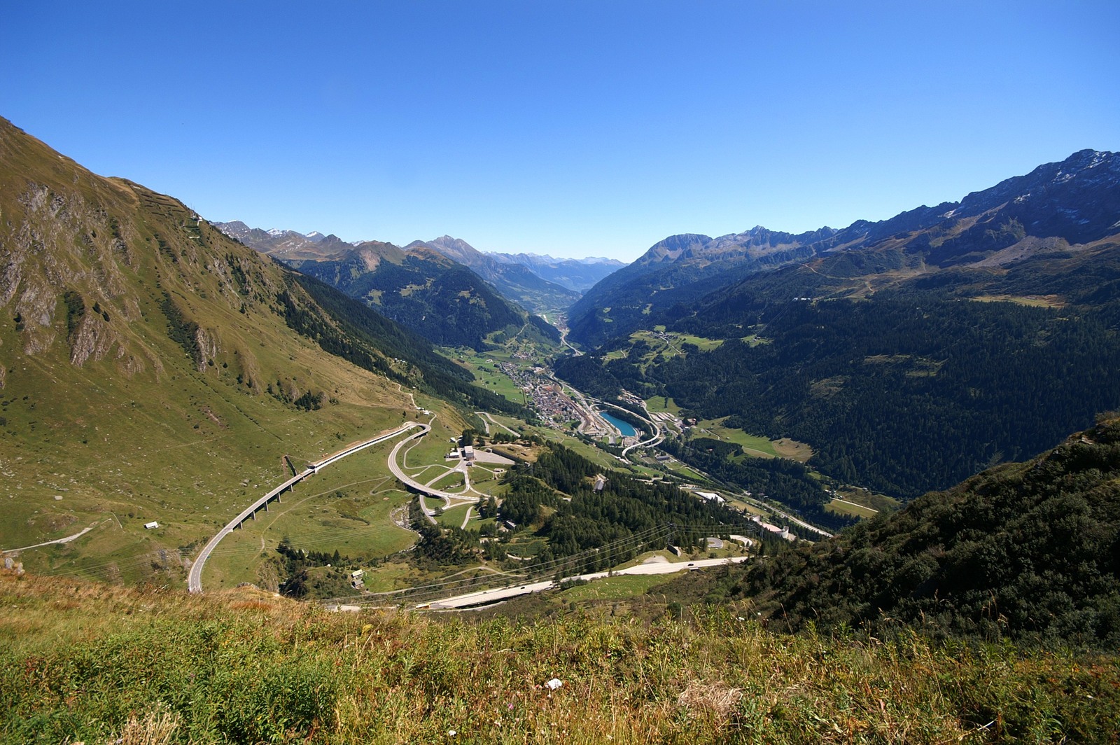Airolo e la Leventina dal versante sud del passo del San Gottardo. Foto d’archivio del 2006, immagine di contesto.