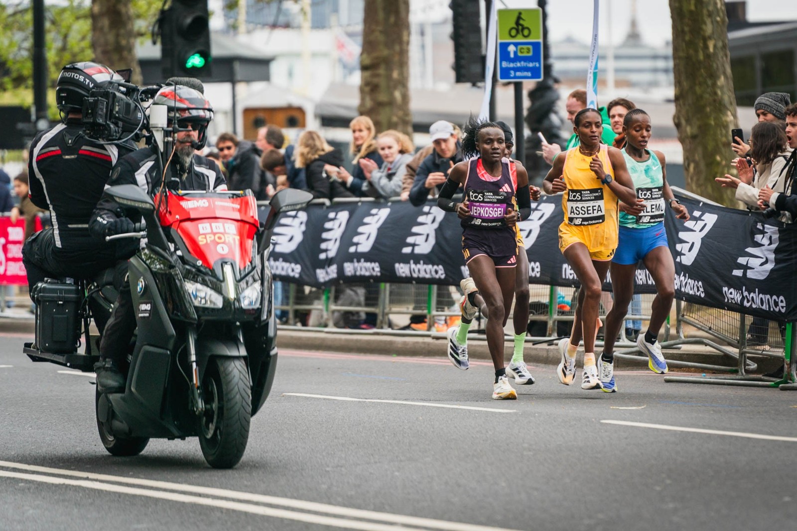La maratoneta etiope Tigst Assefa in azione durante una competizione (foto d archivio 2024).
