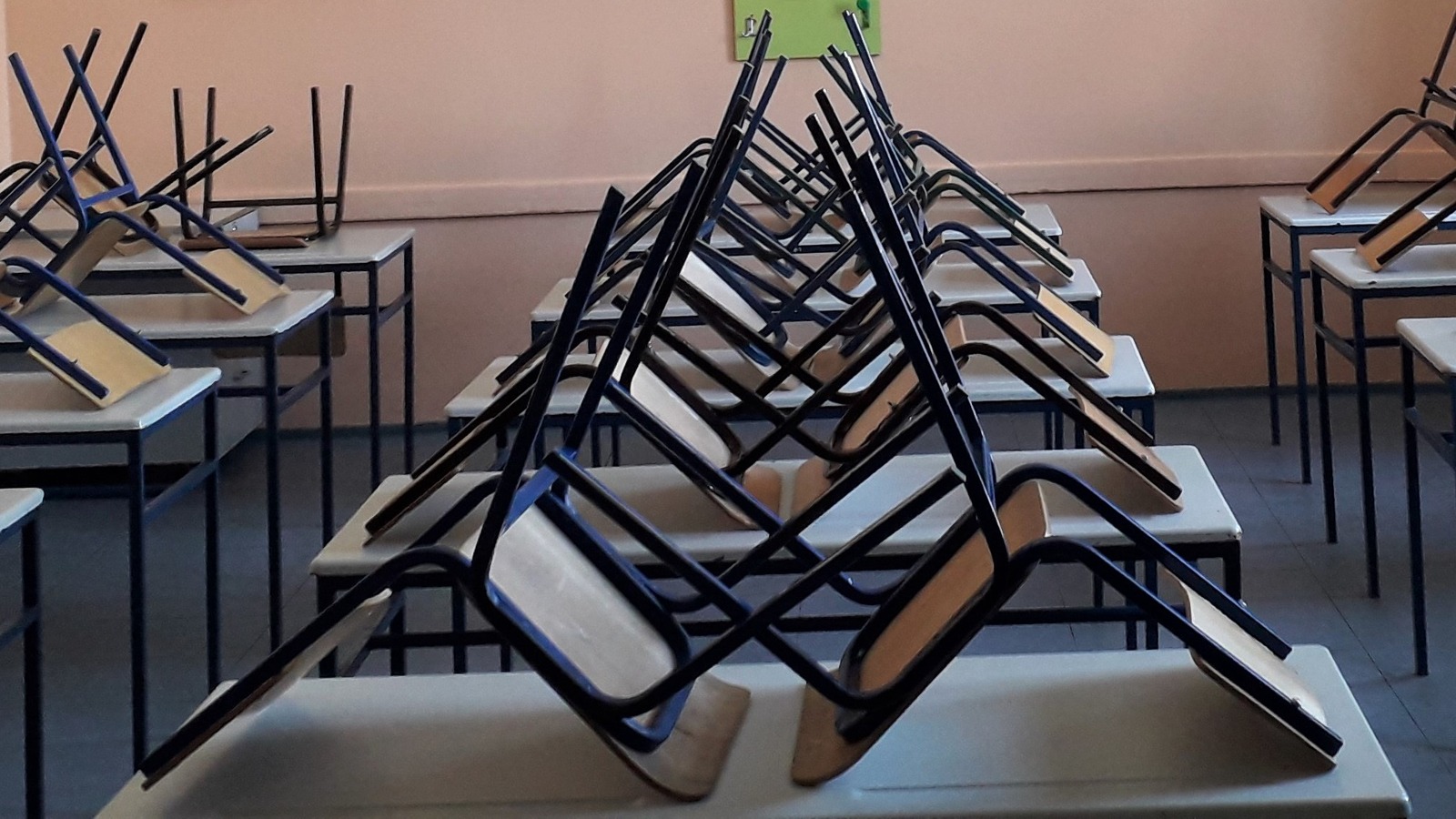 Banchi e sedie in un’aula di Kikinda, in Serbia: foto d’archivio del 2020, usata come immagine illustrativa. Non raffigura gli istituti di Savosa o Trevano. Licenza: https://creativecommons.org/licenses/by-sa/4.0/ — Fonte: https://commons.wikimedia.org/wiki/File:Empty_classroom_2020.jpg