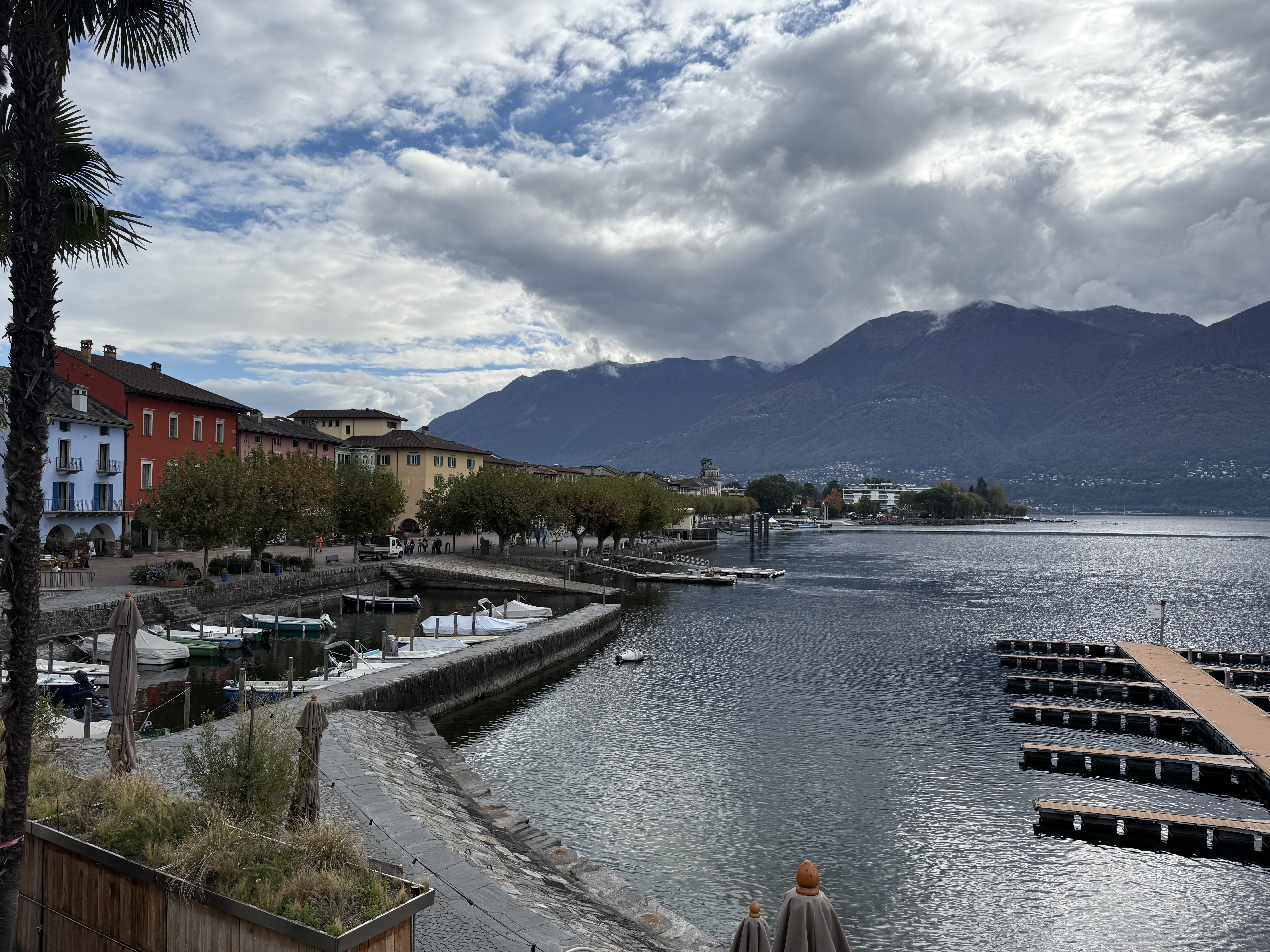 Il lungolago di Ascona in autunno con la passeggiata alberata.