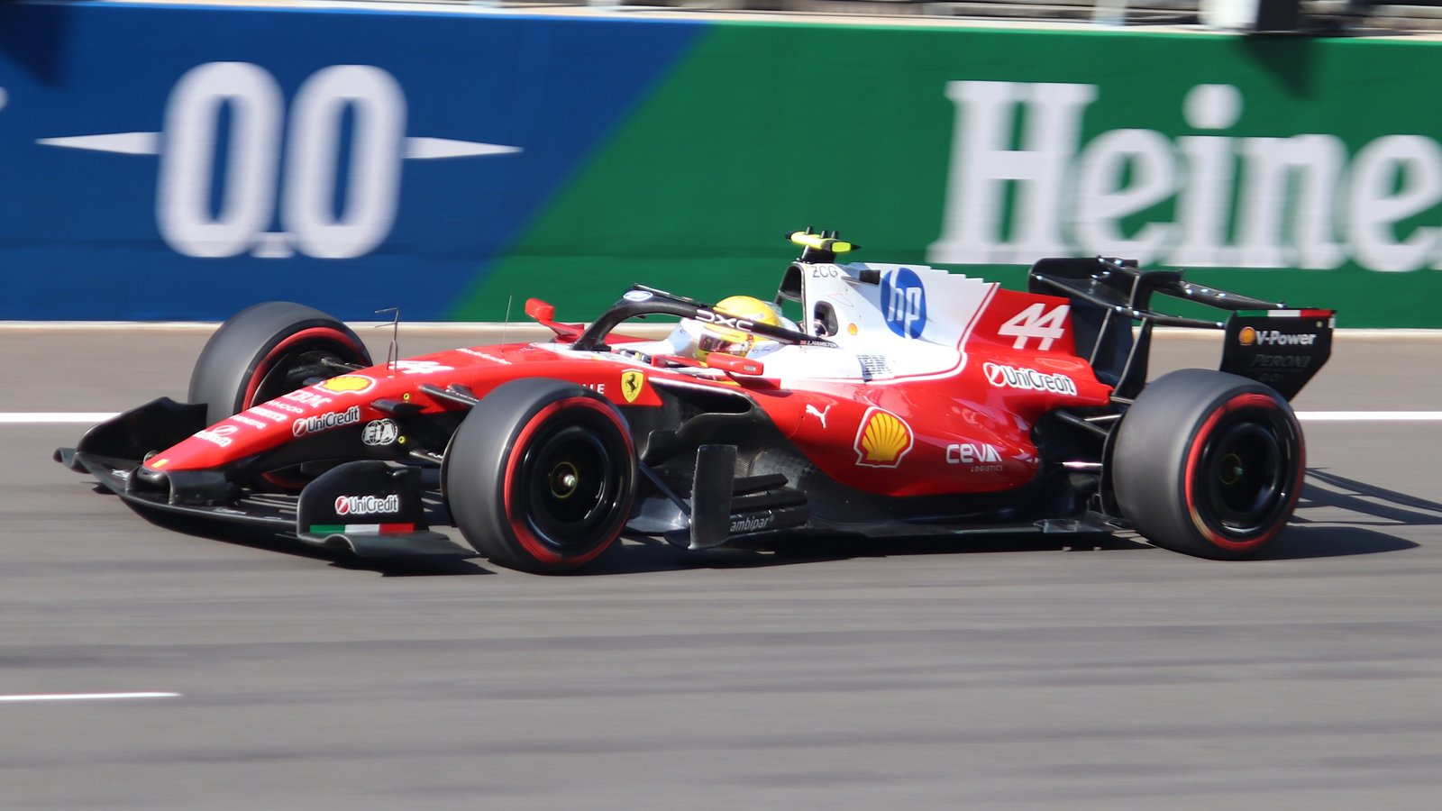 Lewis Hamilton impegnato al volante della Ferrari SF-26 durante le prove libere.