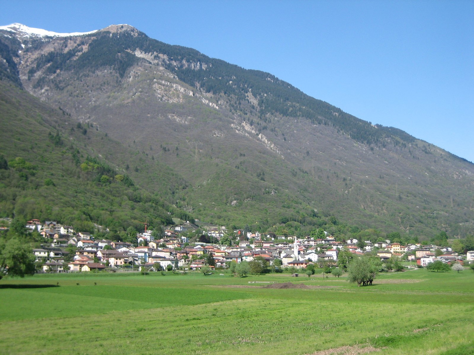 Panoramica sul comune di Lumino nel Bellinzonese (foto d'archivio 2009)