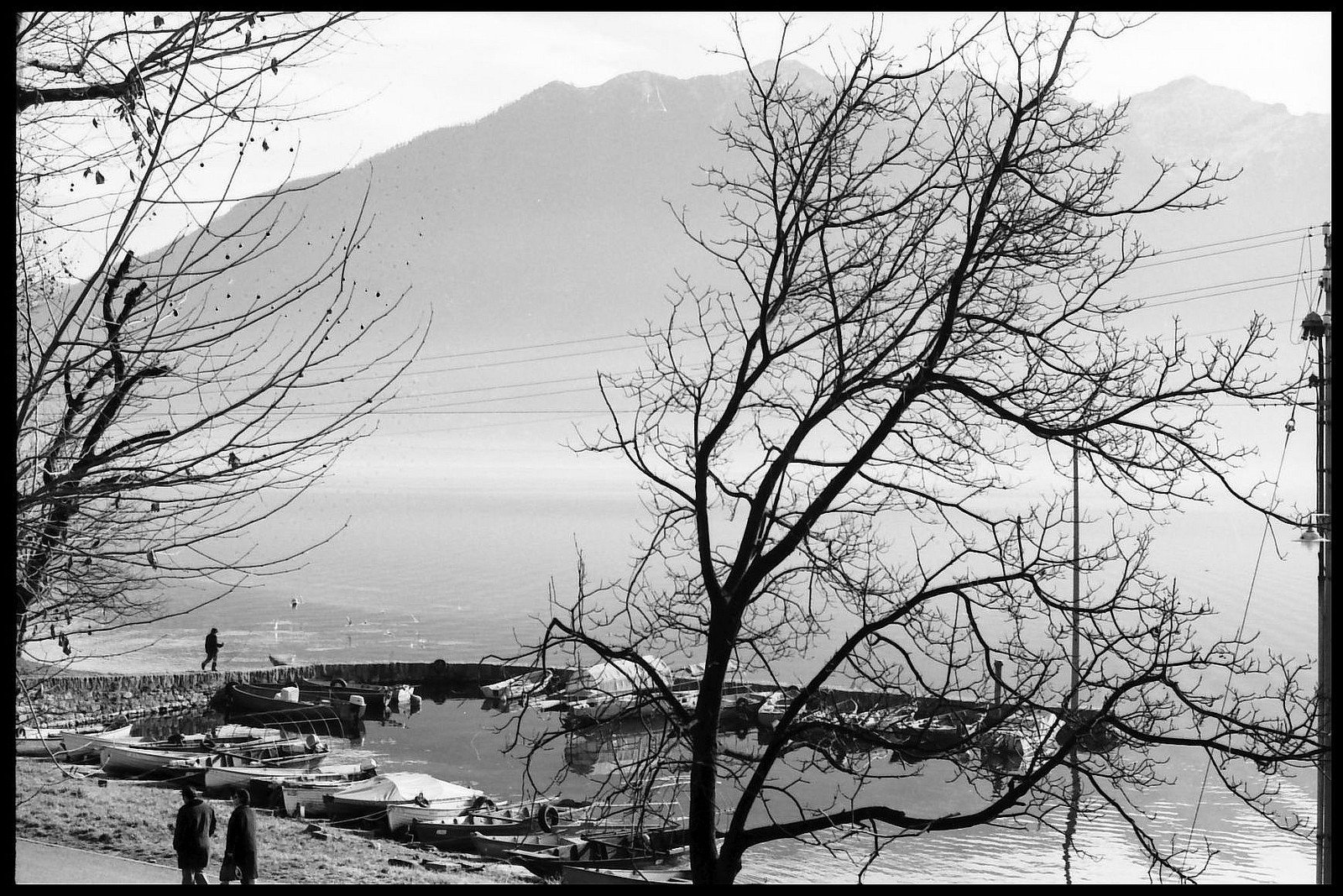 Il porto sul Lago Maggiore a Minusio. Foto d’archivio del 29 dicembre 1975, illustrativa della riva: non documenta la riapertura del sentiero.