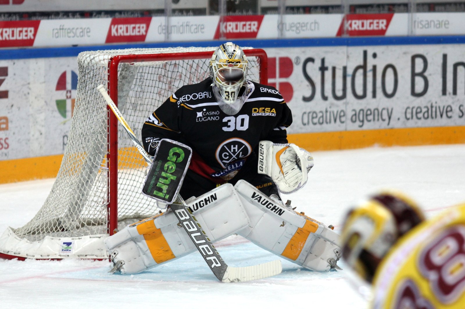 Elvis Merzlikins in azione a difesa della porta dell'HC Lugano (foto d'archivio 2015)