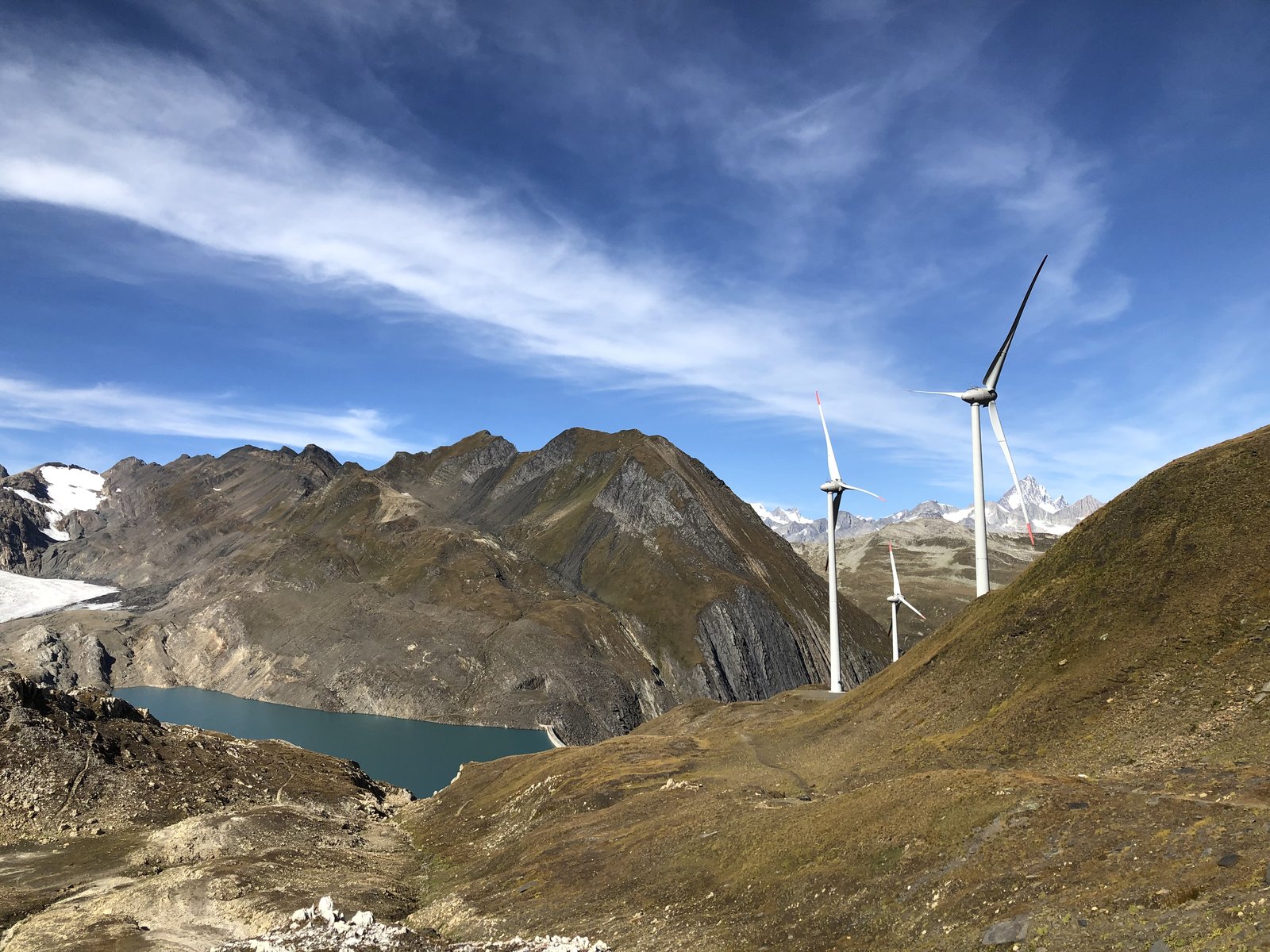 La diga del Gries e il parco eolico al Passo del Gries, sulle Alpi svizzere (foto d'archivio).