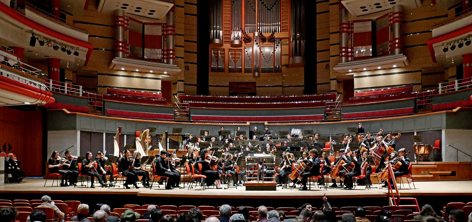 Un'orchestra sinfonica sul palco (foto illustrativa)
