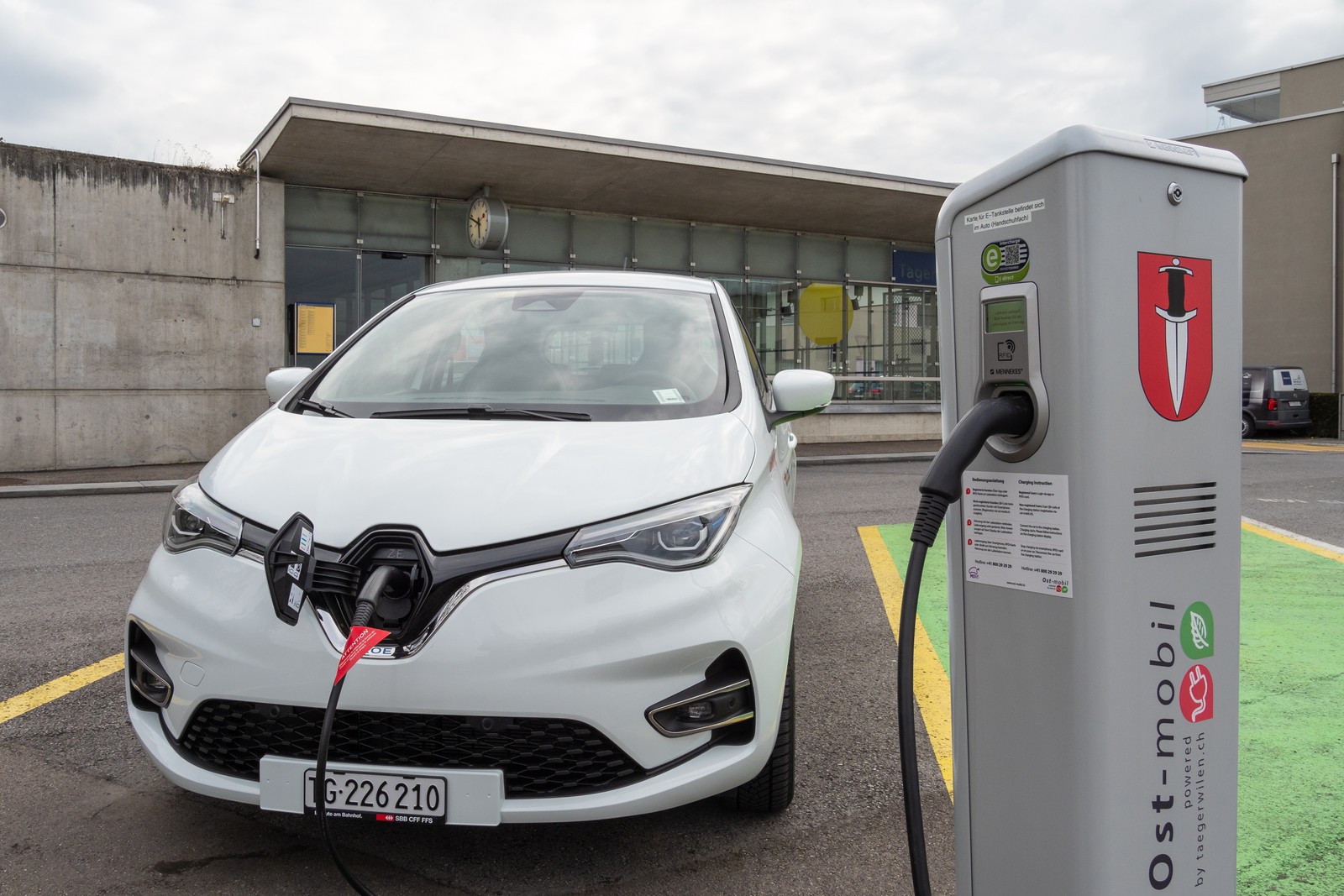 Un veicolo elettrico in ricarica presso una stazione pubblica in Svizzera (foto d'archivio).
